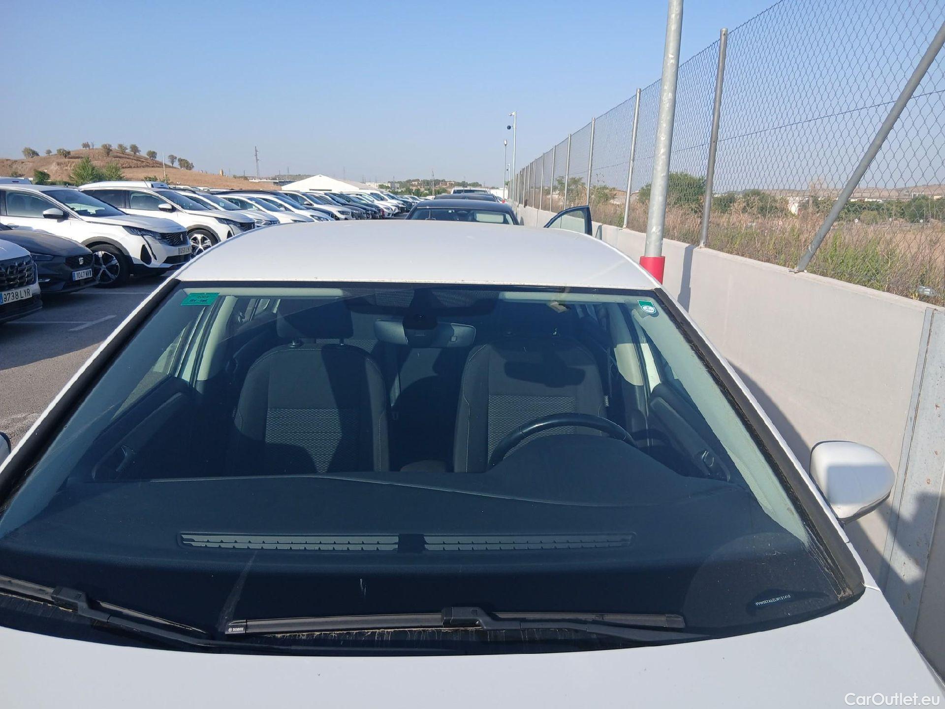  Volkswagen  Golf  VOLKSWAGEN / 2016 / 5P / berlina con portón Last Edition 1.6 TDI 85kW (115CV) #7