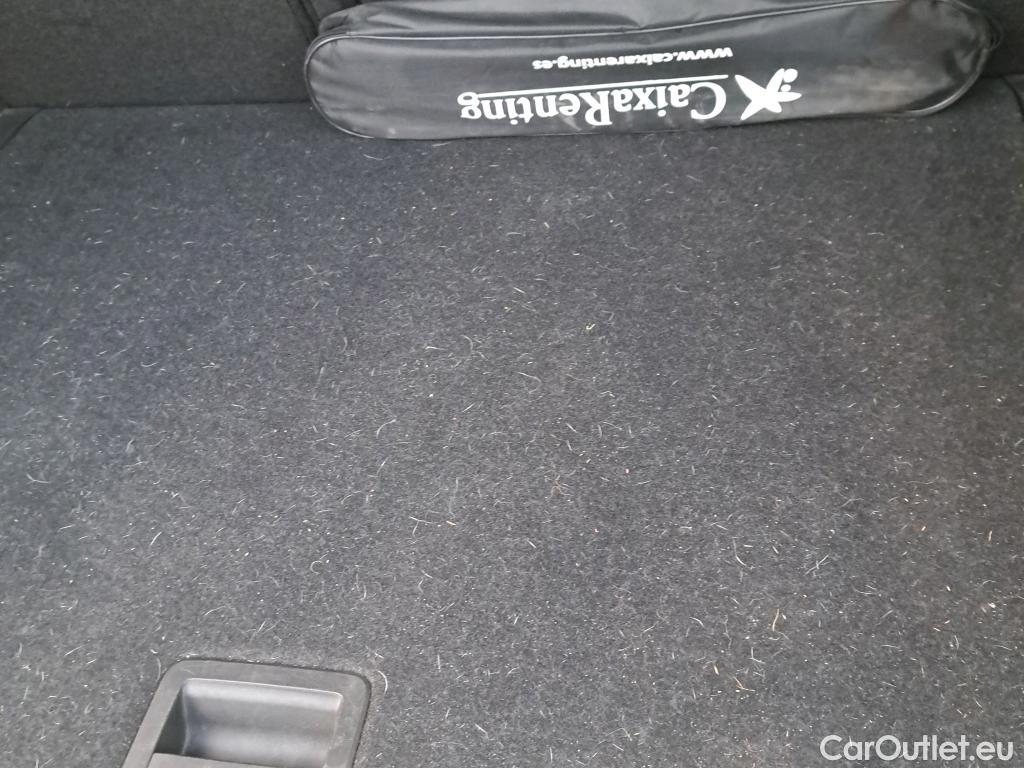  Volkswagen  T-ROC VOLKSWAGEN  / 2017 / 5P / todoterreno Advance 2.0 TDI 85kW (115CV) #3
