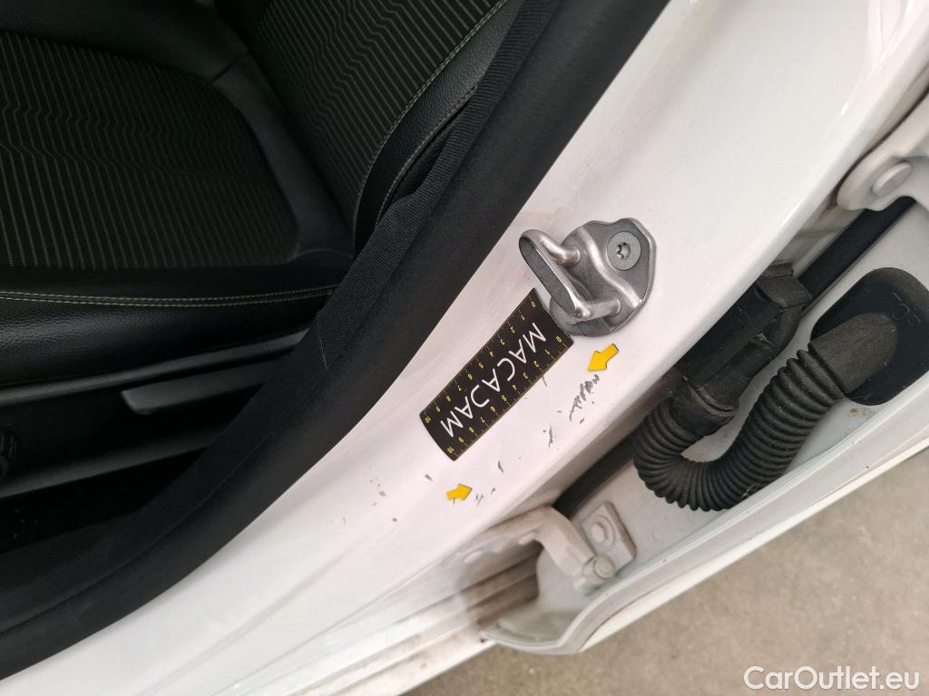  Mercedes  CLA-Klasse MERCEDES-BENZ CLA Coupe / 2019 / 4P / Coupé CLA 200 d Business Line BA8 #3