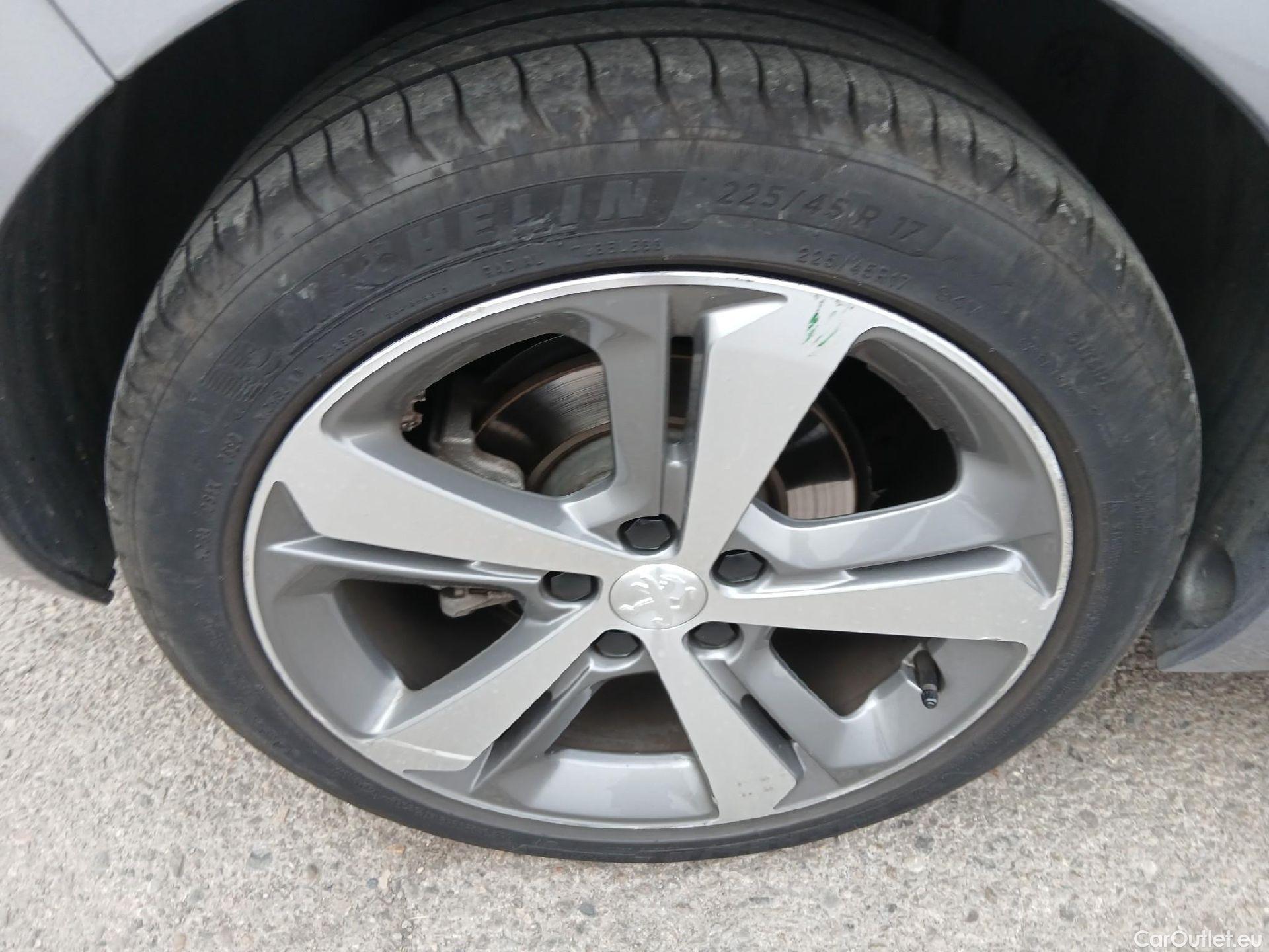  Peugeot  308 PEUGEOT  / 2017 / 5P / berlina con portón GT Line PureTech 130 S&S EAT8 #23