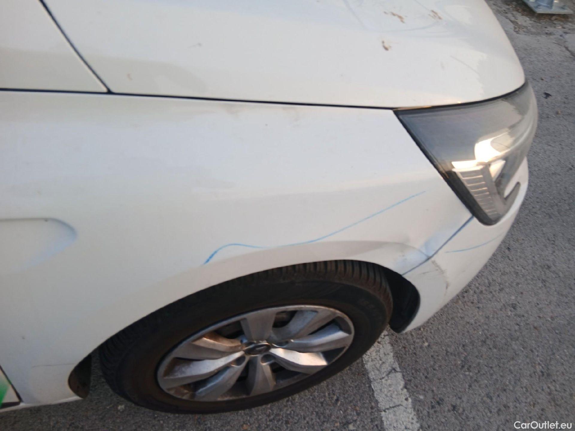  Renault  Clio RENAULT  / 2019 / 5P / berlina con portón Business SCe 53 kW (72CV) #23