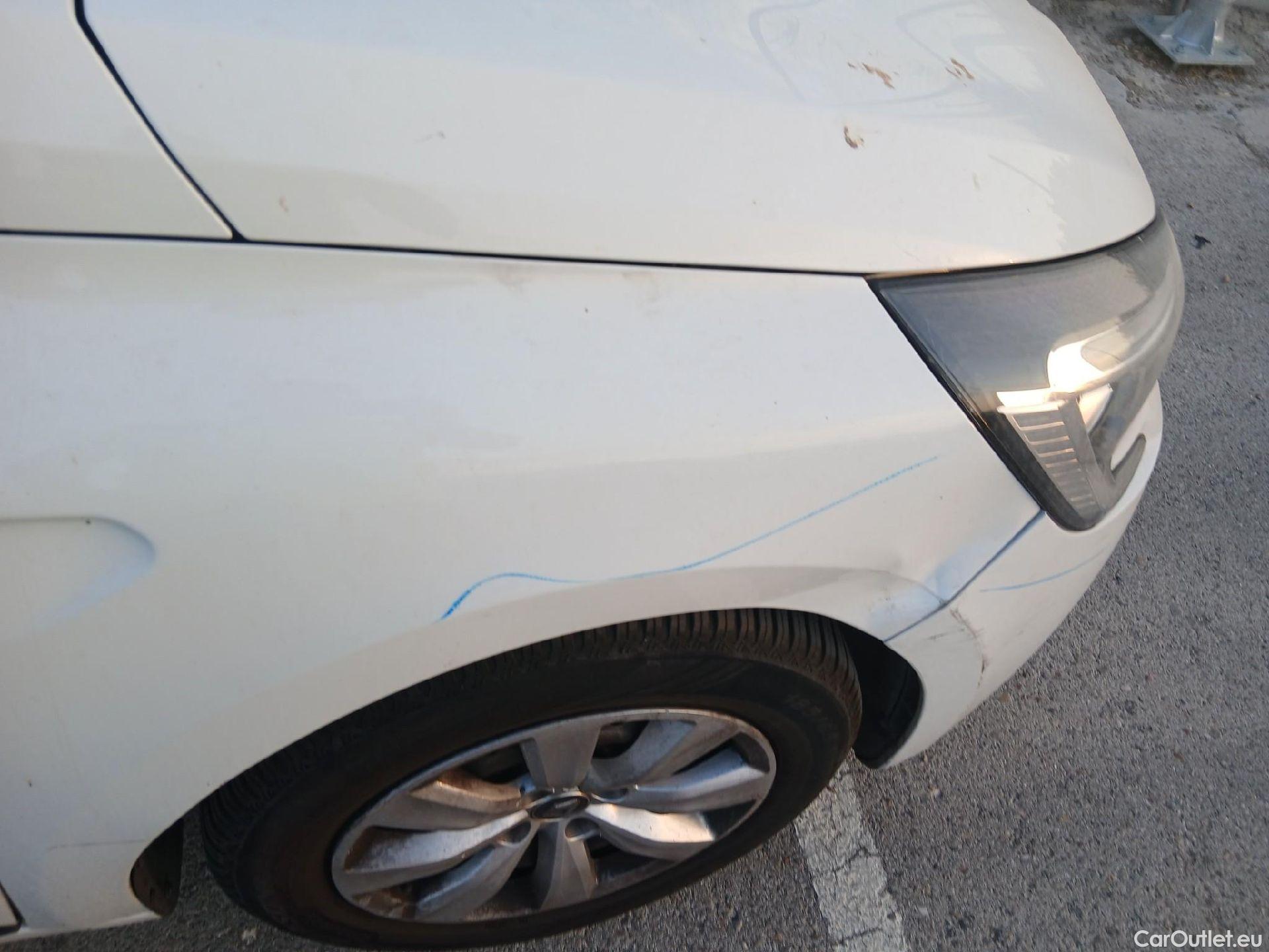  Renault  Clio RENAULT  / 2019 / 5P / berlina con portón Business SCe 53 kW (72CV) #24