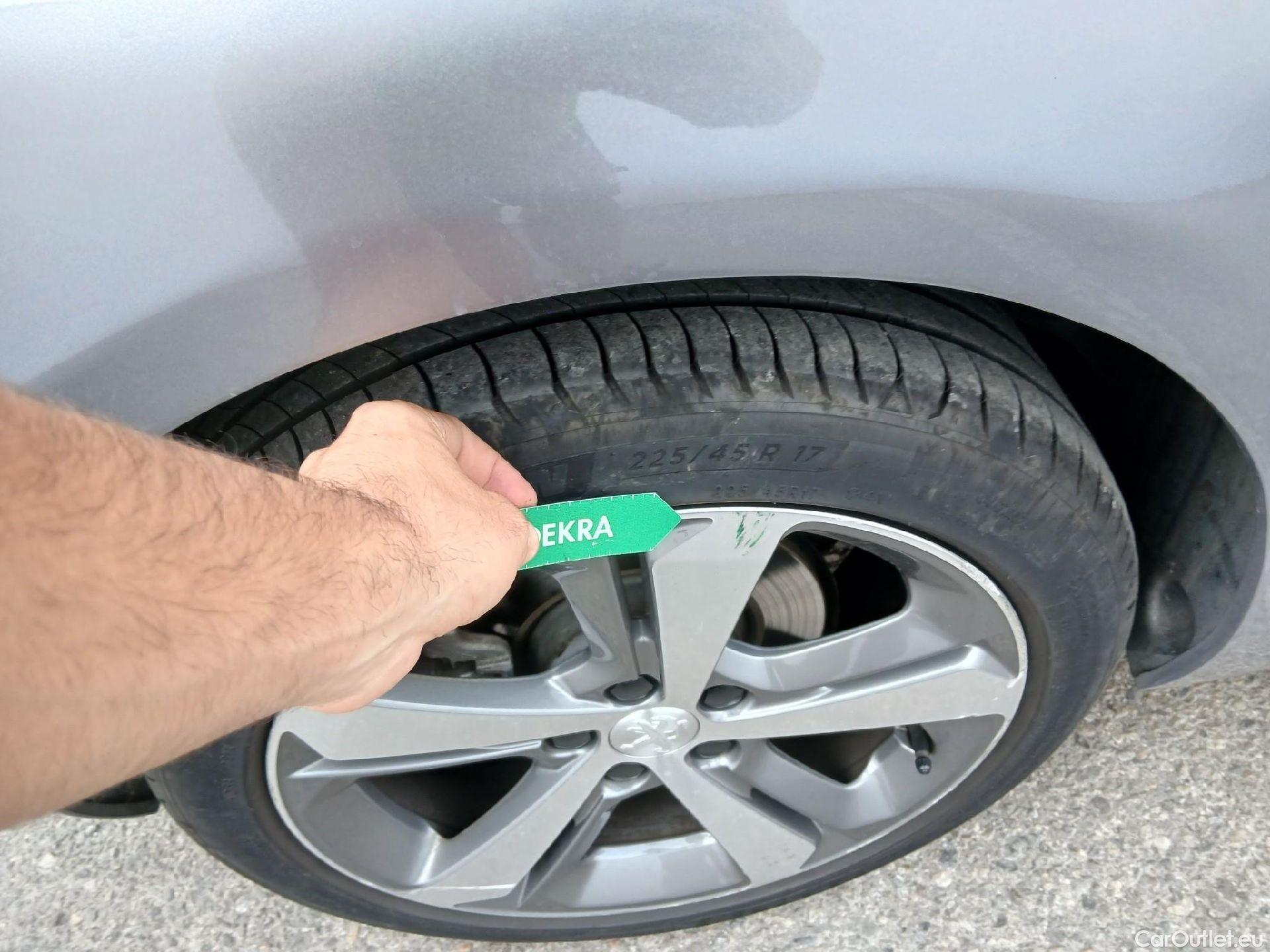  Peugeot  308 PEUGEOT  / 2017 / 5P / berlina con portón GT Line PureTech 130 S&S EAT8 #24