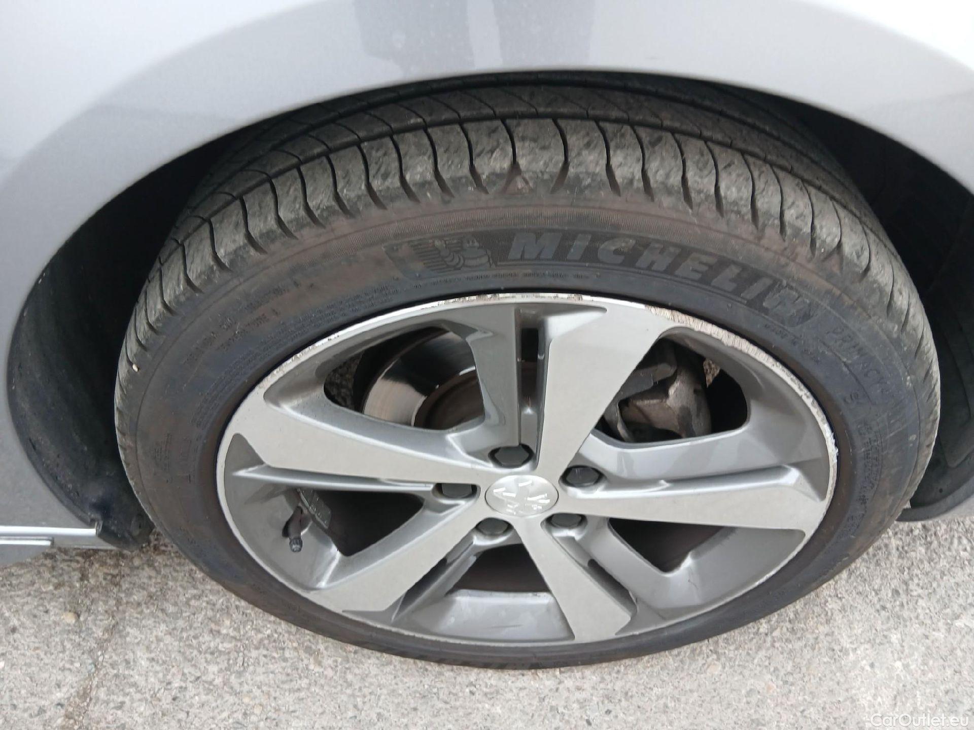  Peugeot  308 PEUGEOT  / 2017 / 5P / berlina con portón GT Line PureTech 130 S&S EAT8 #32