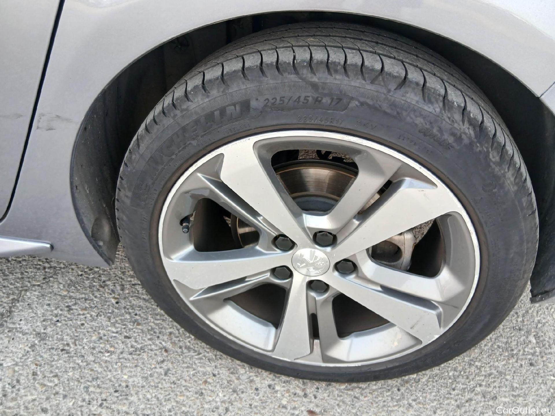  Peugeot  308 PEUGEOT  / 2017 / 5P / berlina con portón GT Line PureTech 130 S&S EAT8 #17