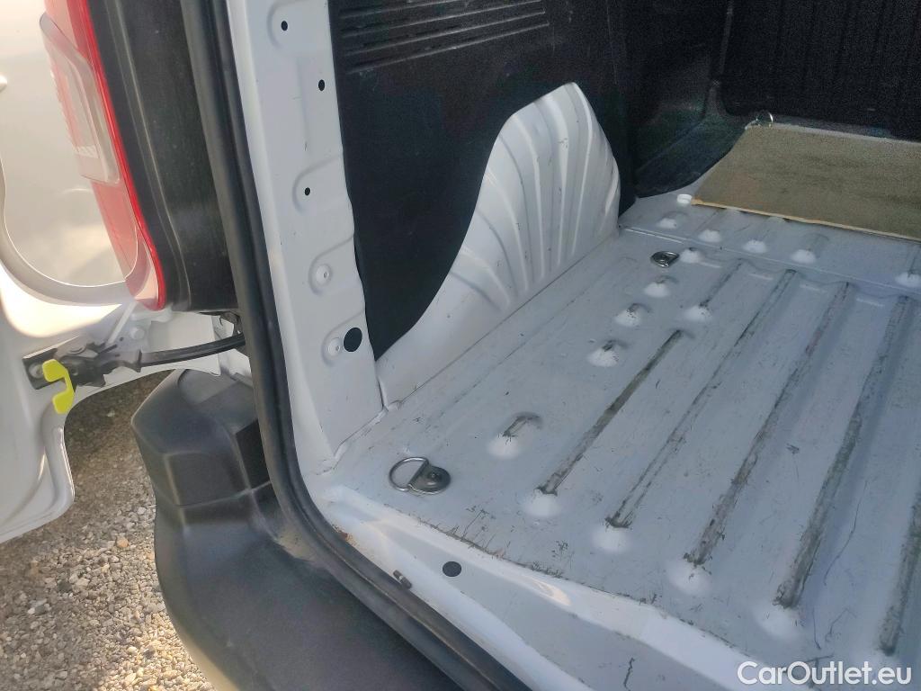  Opel  Combo OPEL  / 2018 / 3P / furgón derivado de turismo Cargo L 1000kg Diesel 1.5 100HP S&S MT E (AC) #3