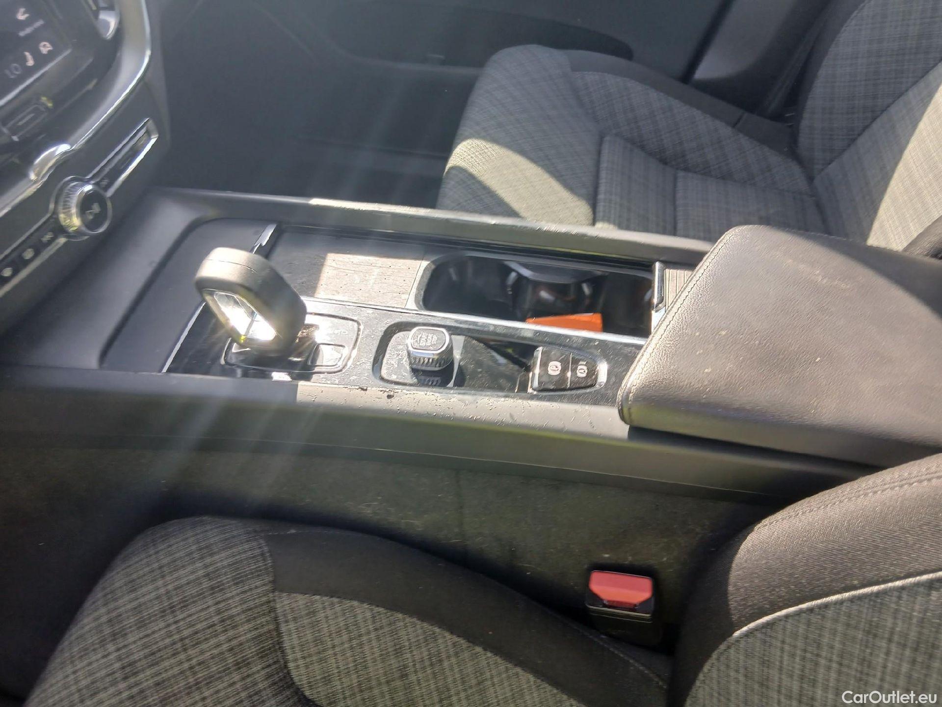  Volvo  XC60 VOLVO  / 2017 / 5P / todoterreno 2.0 B4 D Core Auto #4