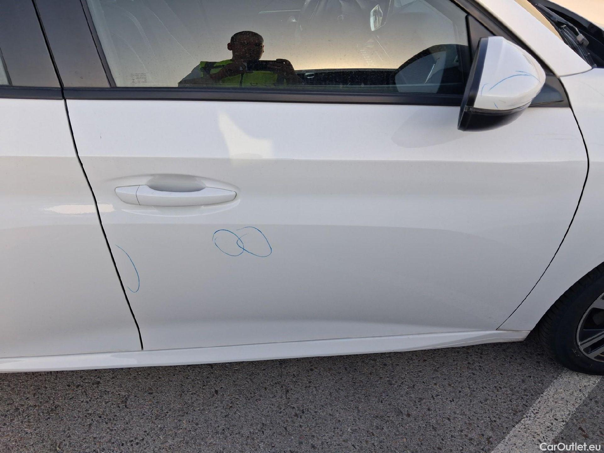  Peugeot  208 PEUGEOT  / 2019 / 5P / berlina con portón PureTech 73kW (100CV) Allure (AC) #42