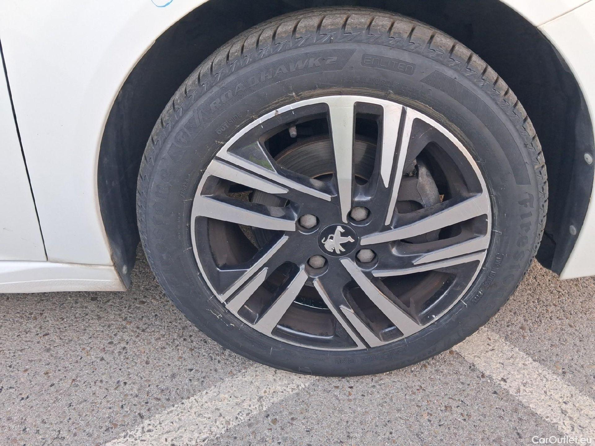  Peugeot  208 PEUGEOT  / 2019 / 5P / berlina con portón PureTech 73kW (100CV) Allure (AC) #47