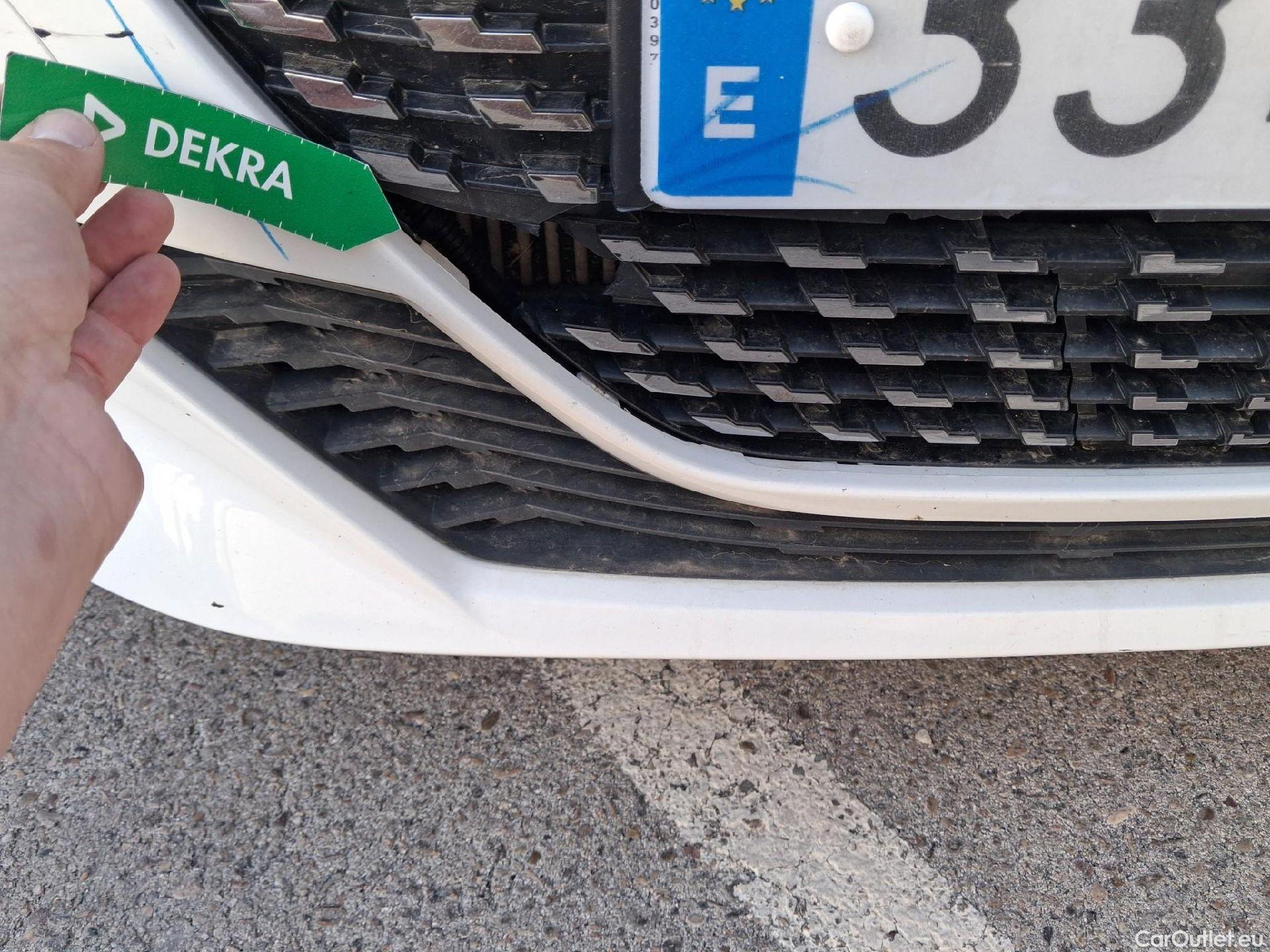  Peugeot  208 PEUGEOT  / 2019 / 5P / berlina con portón PureTech 73kW (100CV) Allure (AC) #17