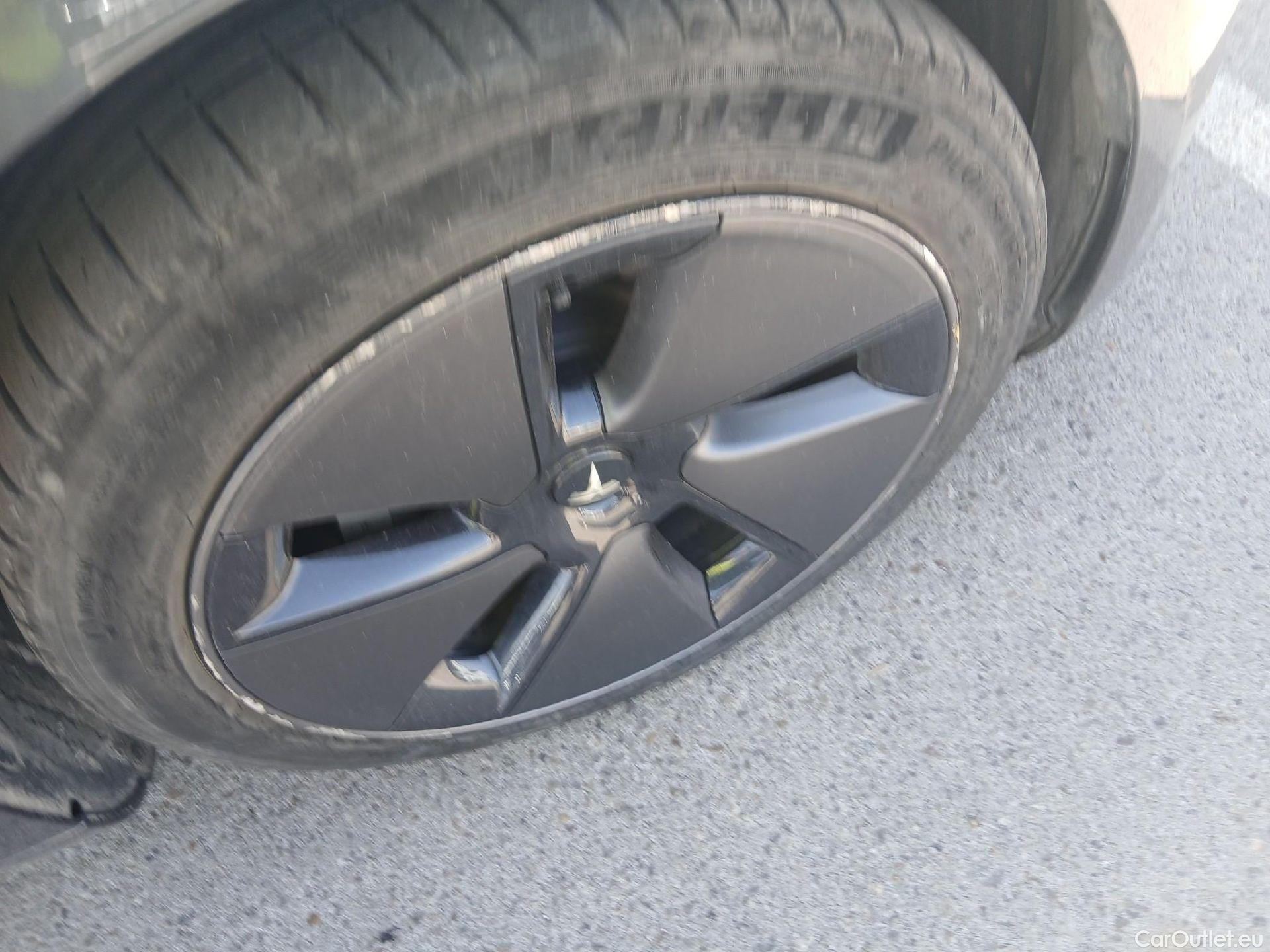  Tesla  Model 3 TESLA  / 2018 / 4P / sedán Gran Autonomía AWD (AC2) #30