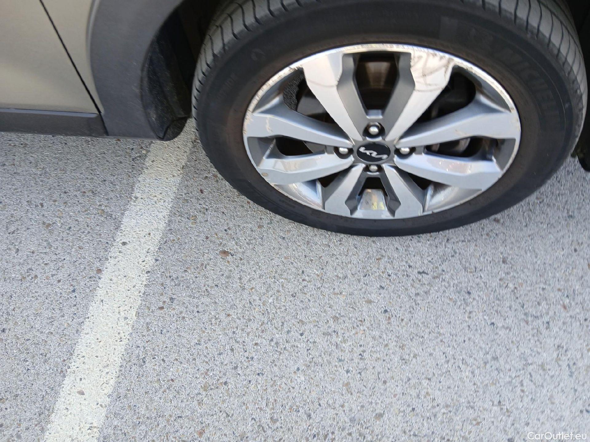  KIA  STONIC KIA  / 2017 / 5P / todoterreno 1.0 T-GDi 88kW (120CV) MHEV iMT Drive #27
