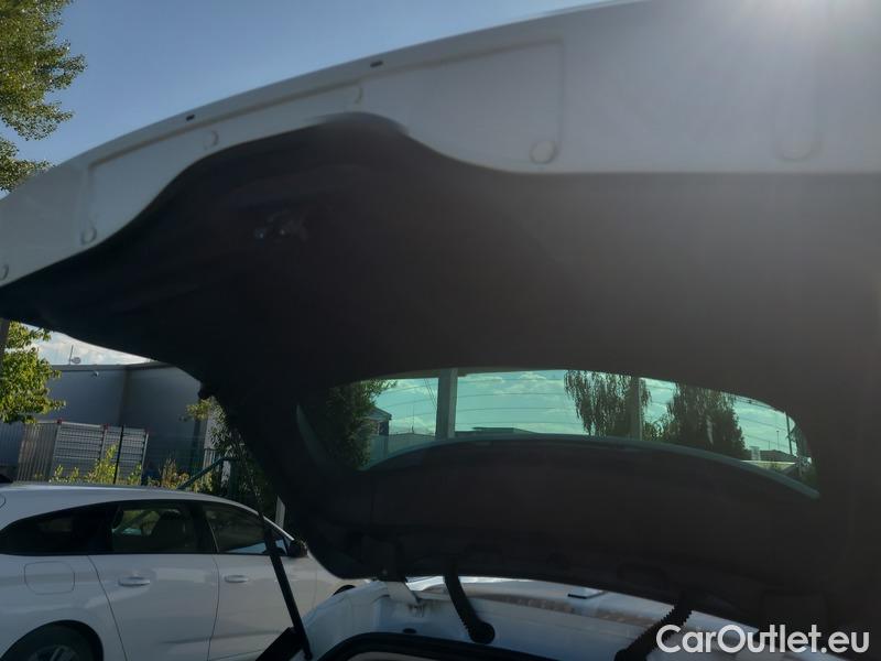  Renault  Megane  IV Estate  (2016) Meg GT 1.5BdCi 115 Techno 5d #21