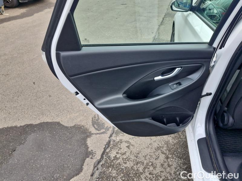  Hyundai  i30   cw (PD)(2017->)  kom.1.5i Family Comfort 5d #14