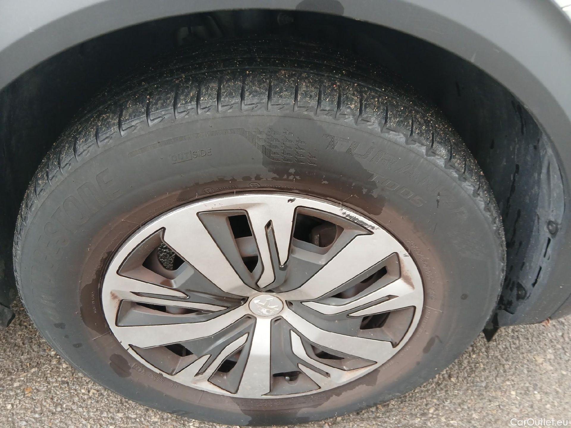  Peugeot  2008 PEUGEOT  / 2019 / 5P / todoterreno Active Puretech 100 S&S BVM6 #30