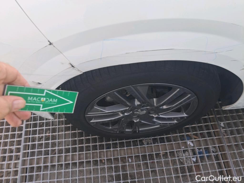  Peugeot  208 PEUGEOT  / 2019 / 5P / berlina con portón BlueHDi 73kW (100CV) Active Pack (AC) #26