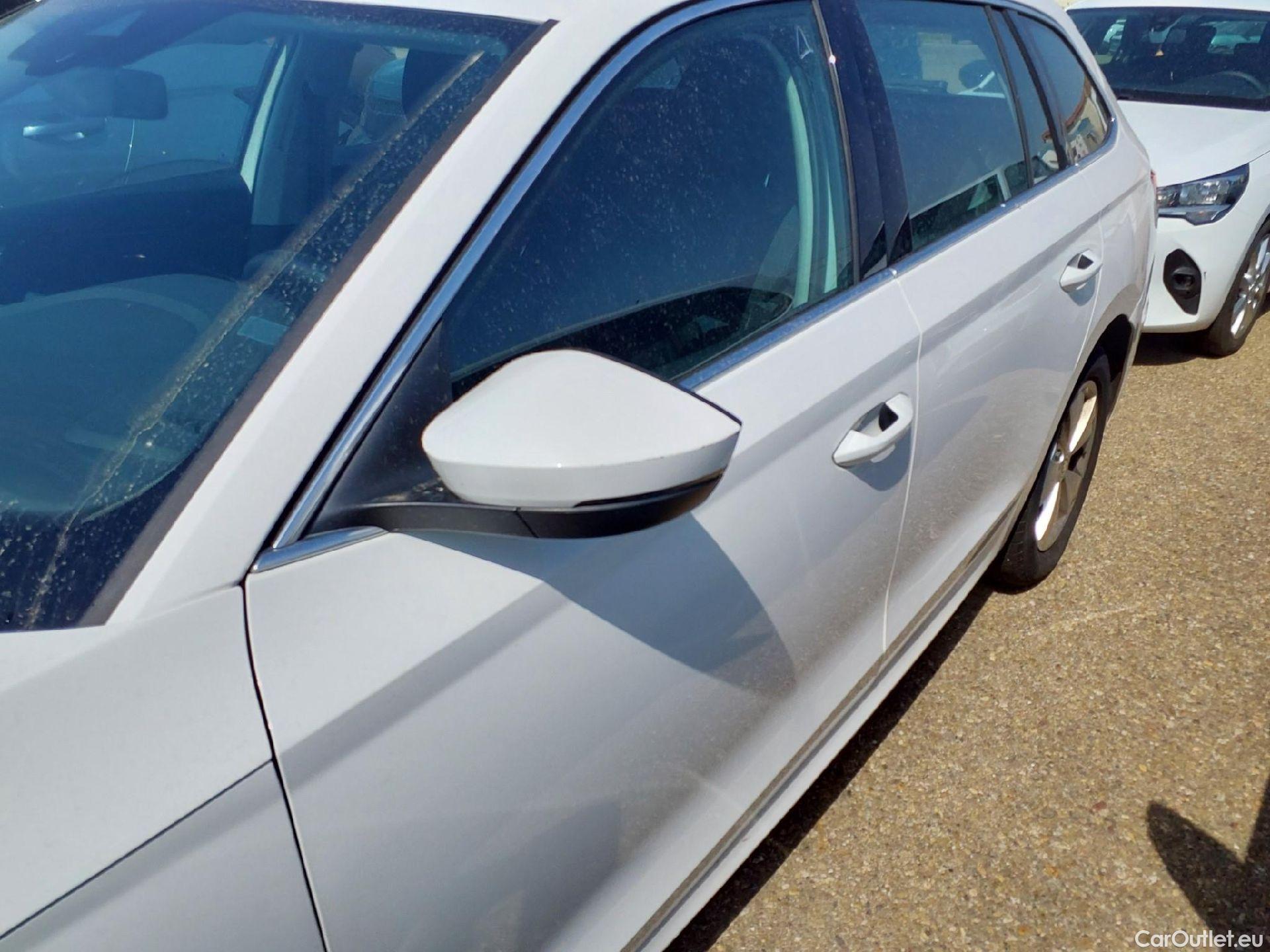  Skoda  Octavia SKODA  / 2020 / 5P / familiar Combi 2.0 TDI 85kW(115CV) Man Ambition #8