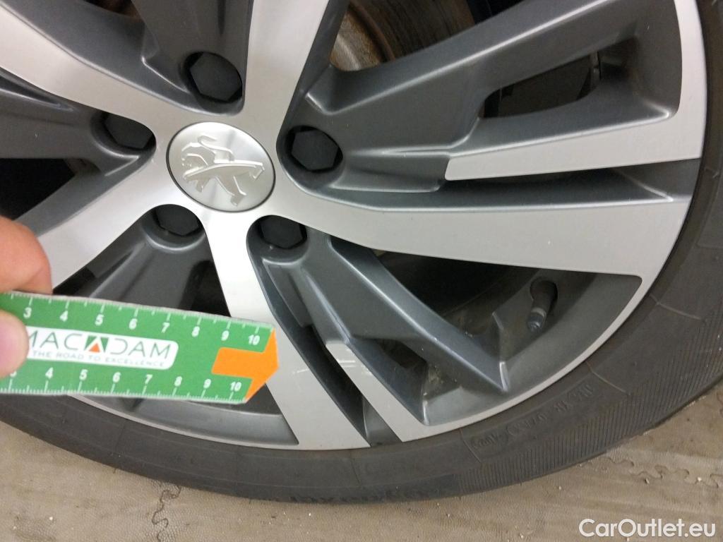  Peugeot  3008 PEUGEOT  Hybrid / 2020 / 5P / todoterreno 225 e-EAT8 Allure (AC2) #18