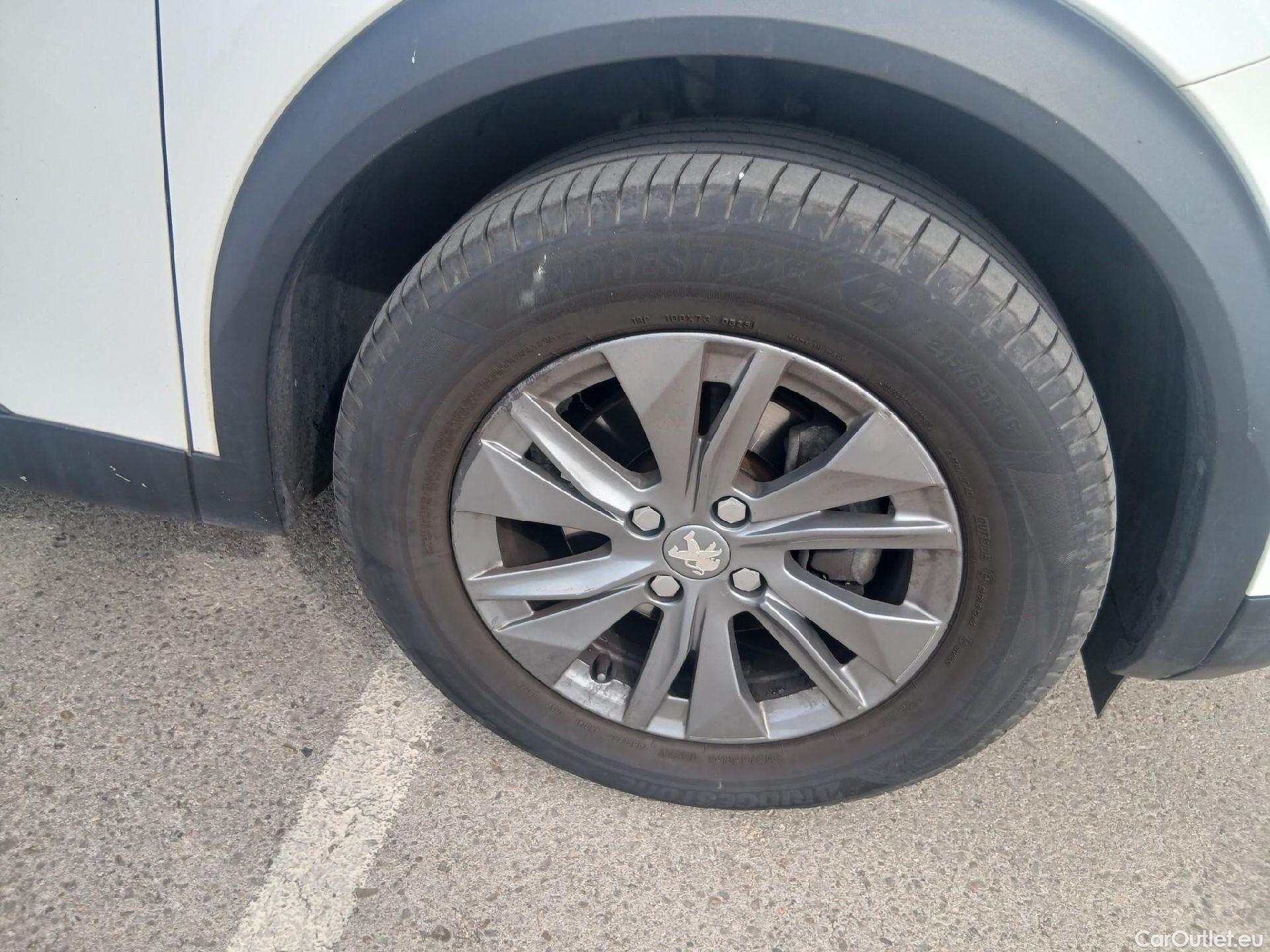  Peugeot  2008 PEUGEOT  / 2019 / 5P / todoterreno Active Puretech 100 S&S BVM6 #31