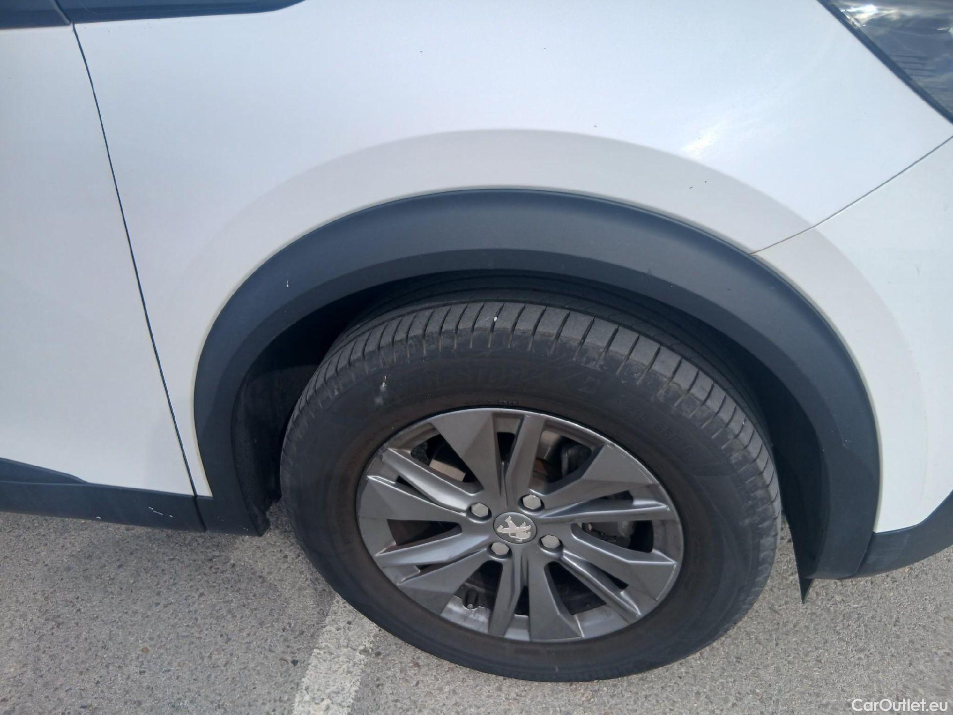  Peugeot  2008 PEUGEOT  / 2019 / 5P / todoterreno Active Puretech 100 S&S BVM6 #32