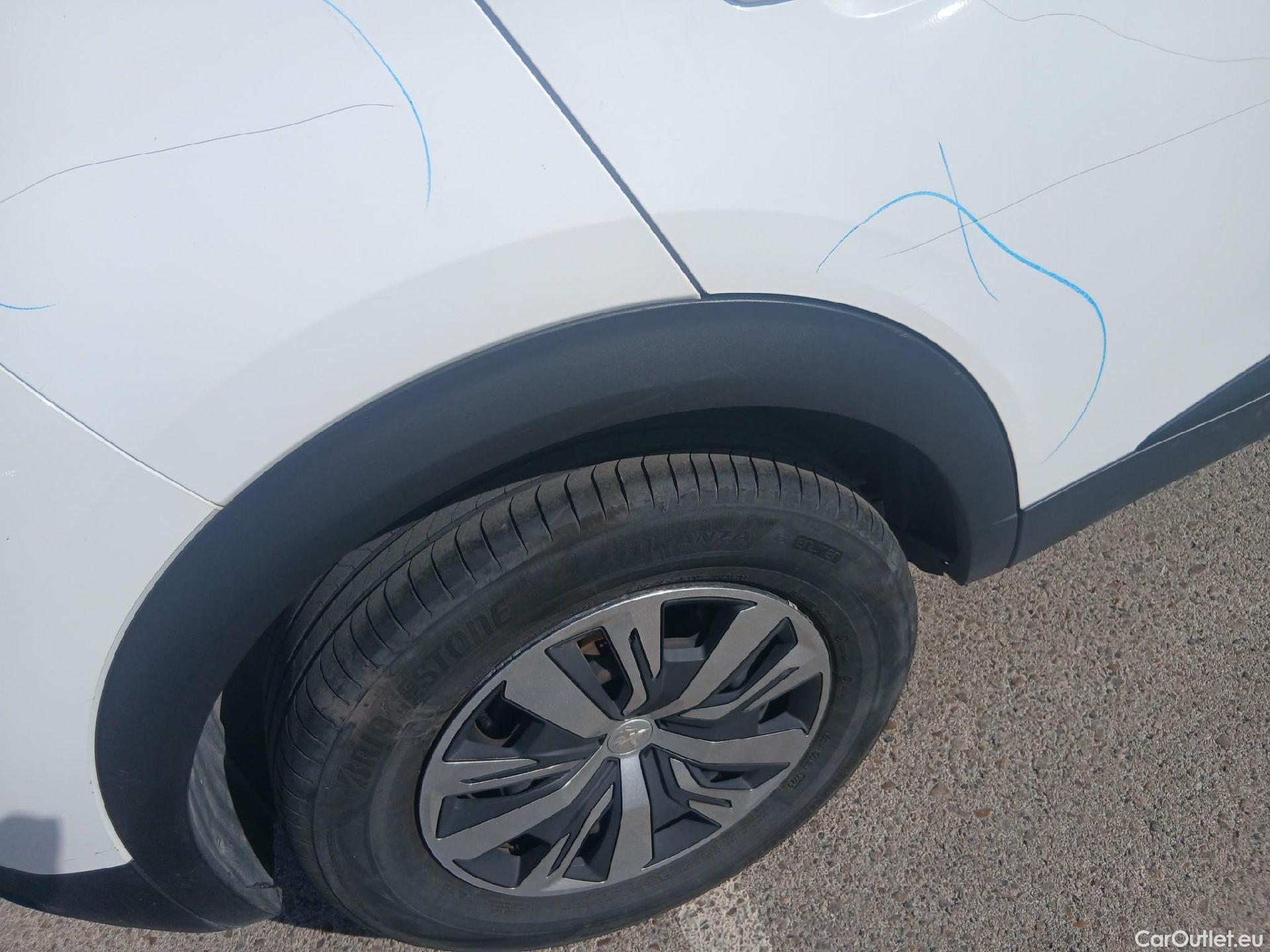  Peugeot  2008 PEUGEOT  / 2019 / 5P / todoterreno Active Puretech 100 S&S BVM6 #37