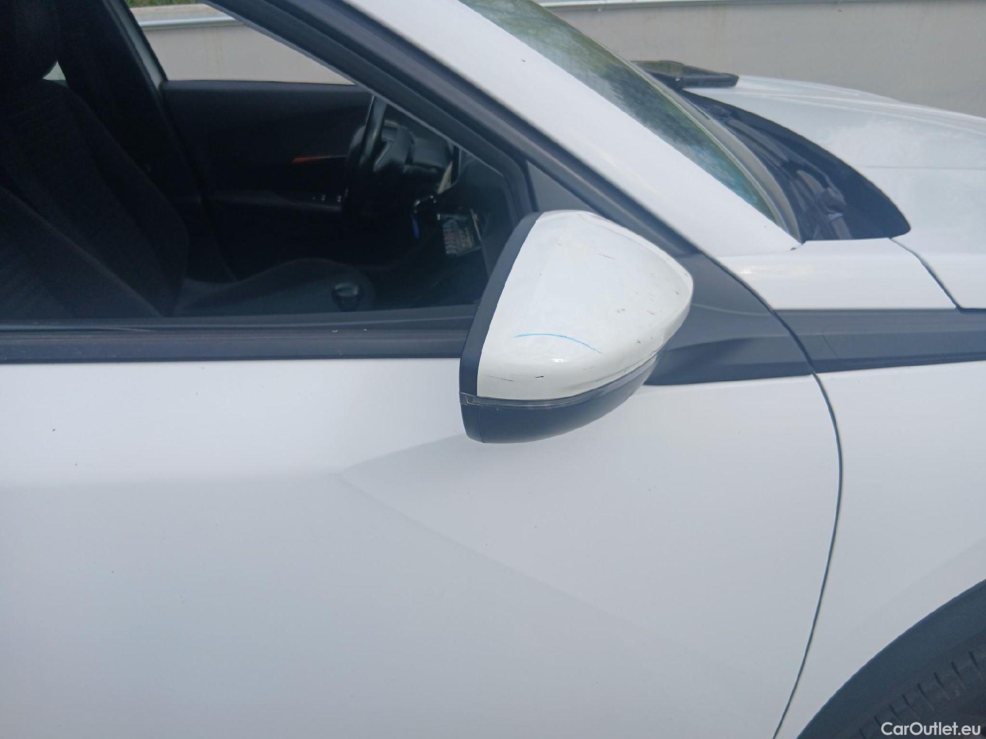  Peugeot  2008 PEUGEOT  / 2019 / 5P / todoterreno Active Puretech 100 S&S BVM6 #27