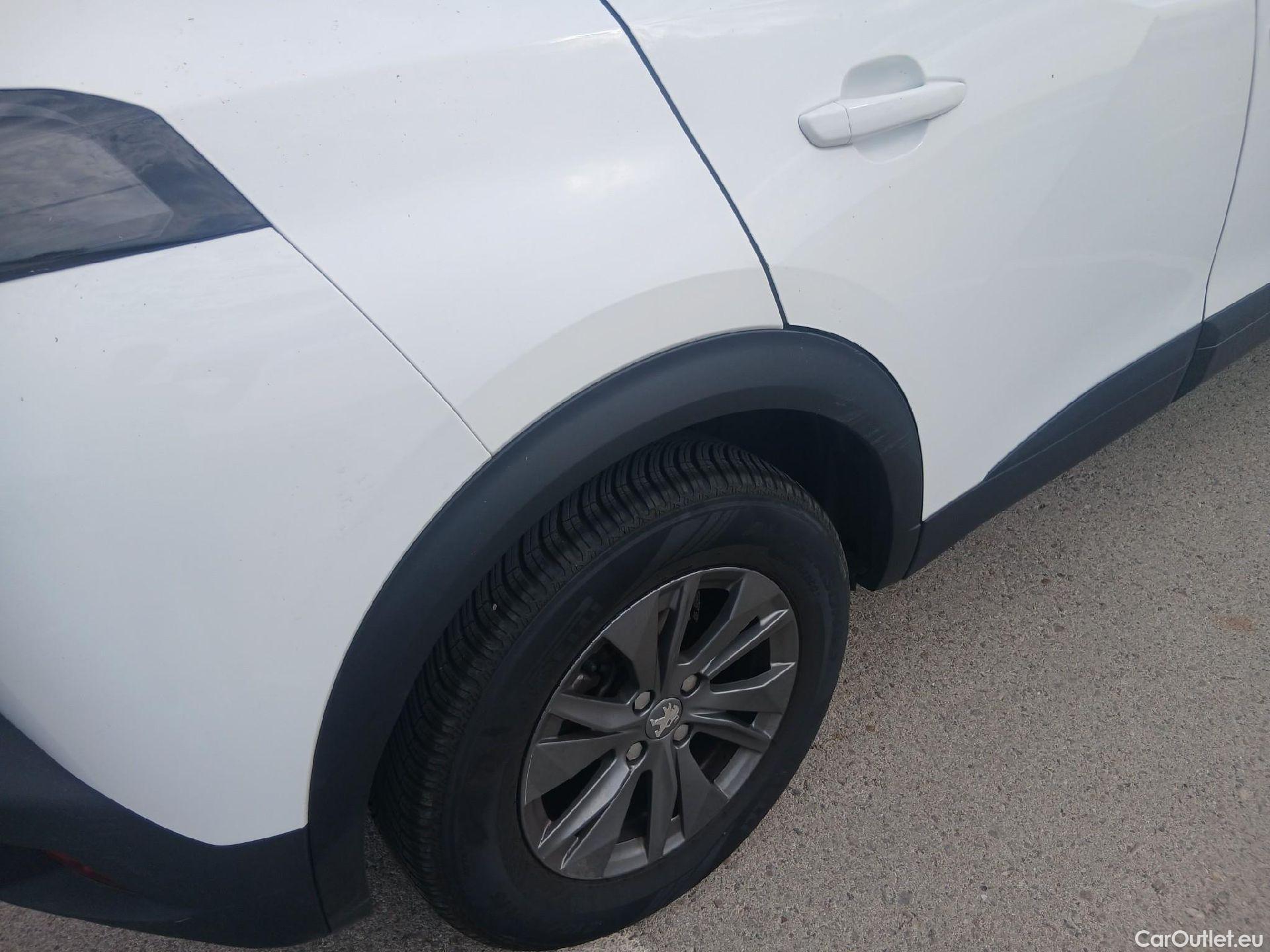  Peugeot  2008 PEUGEOT  / 2019 / 5P / todoterreno Active Puretech 100 S&S BVM6 #23
