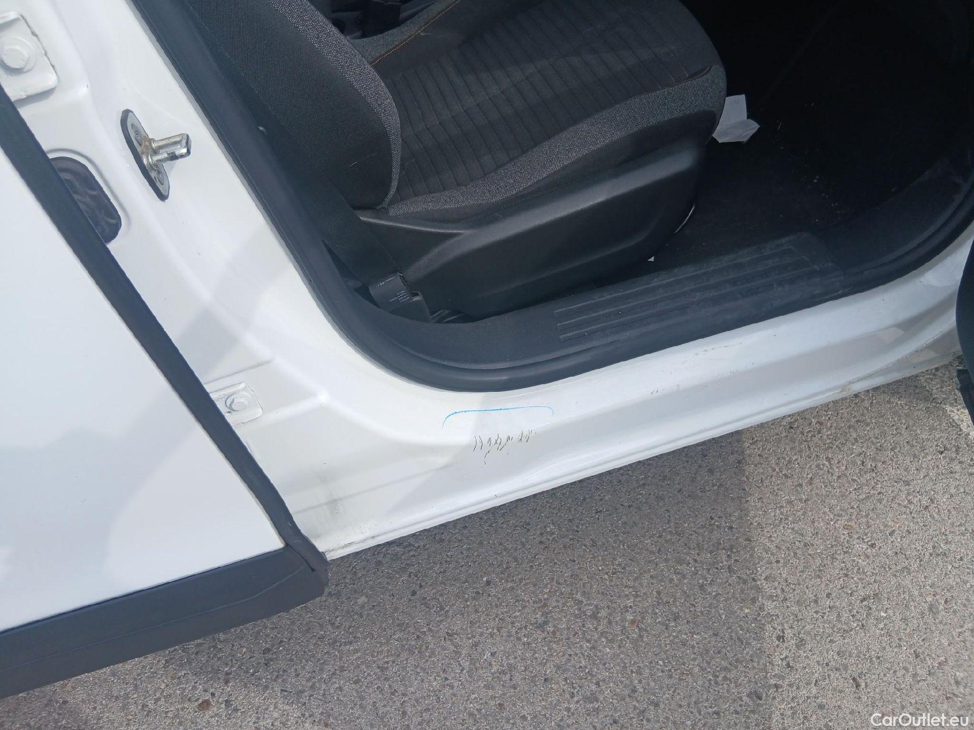  Peugeot  2008 PEUGEOT  / 2019 / 5P / todoterreno Active Puretech 100 S&S BVM6 #35