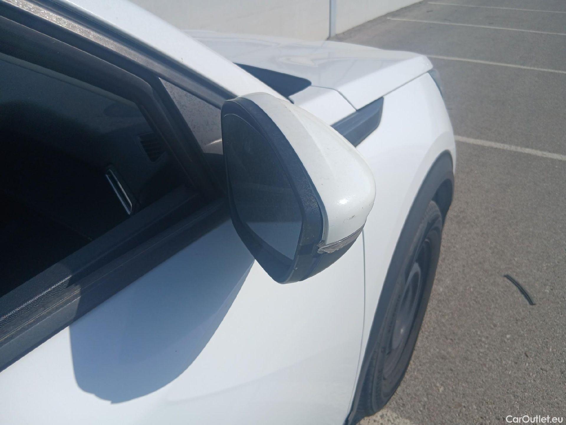  Peugeot  2008 PEUGEOT  / 2019 / 5P / todoterreno Active Puretech 100 S&S BVM6 #42