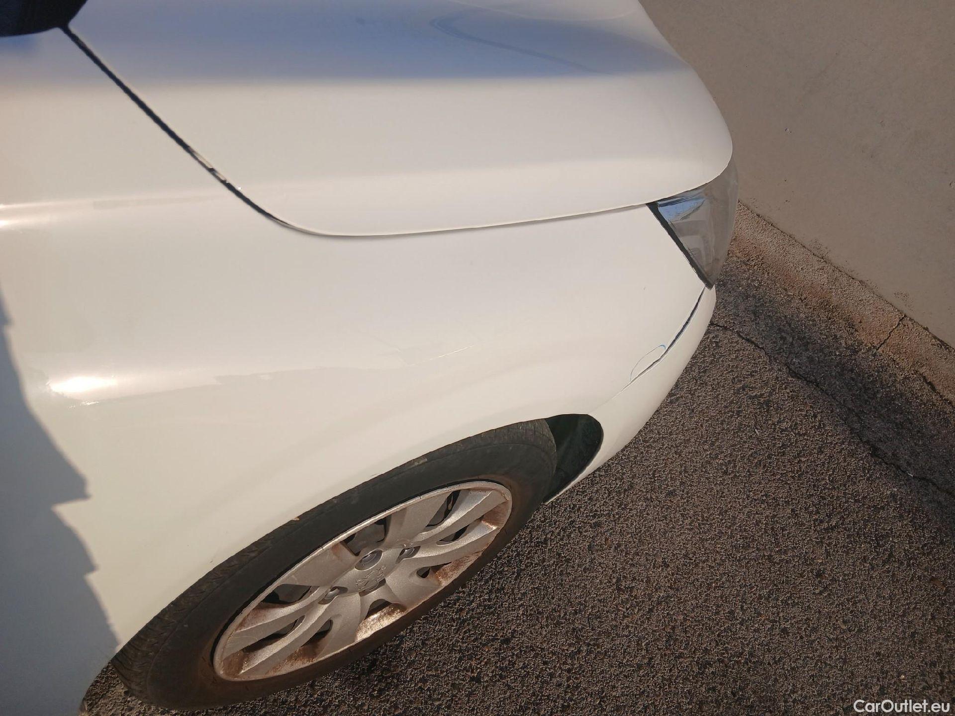  Peugeot  208 PEUGEOT  / 2019 / 5P / berlina con portón BlueHDi 73kW (100CV) Active #35