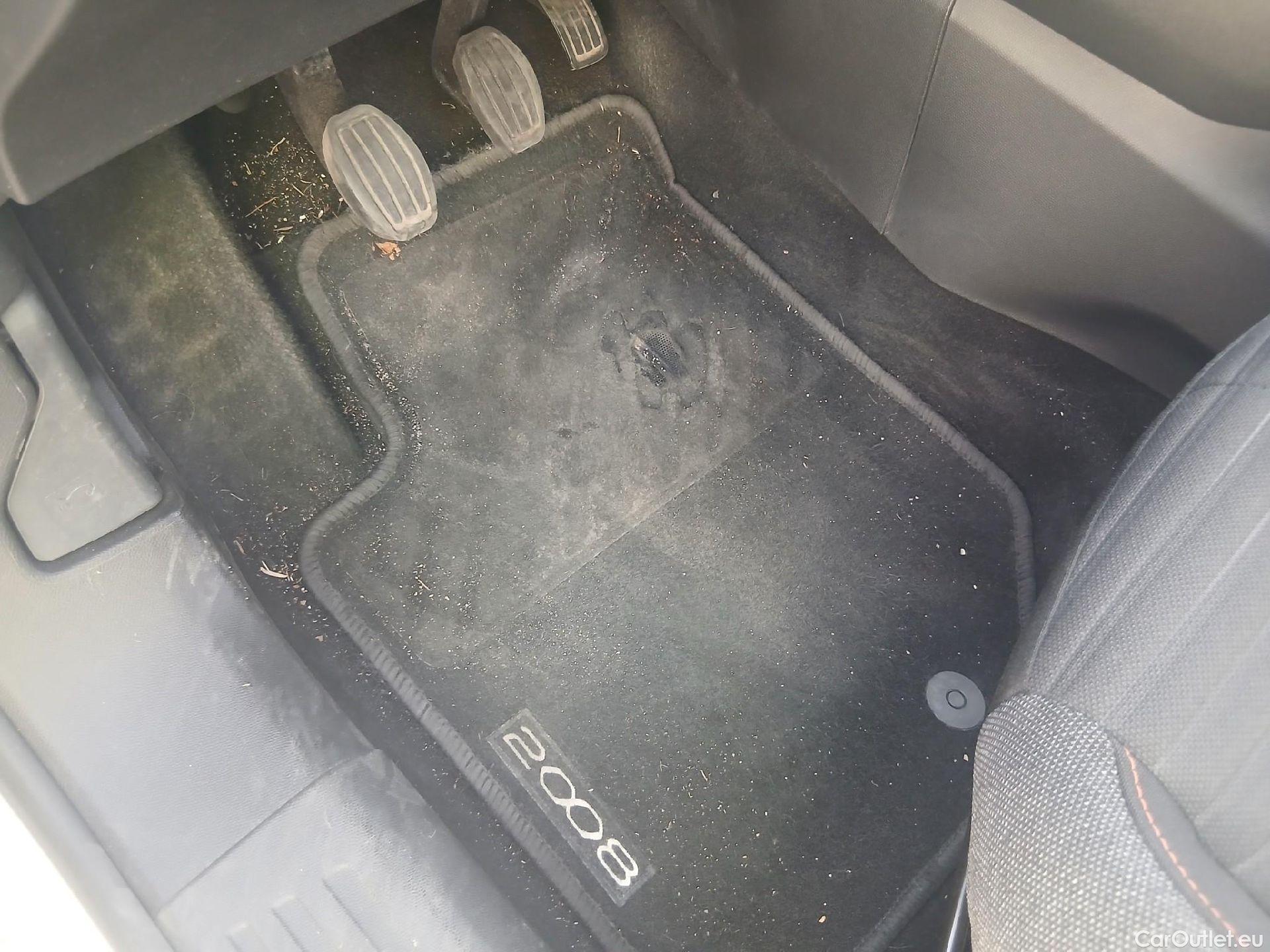  Peugeot  2008 PEUGEOT  / 2019 / 5P / todoterreno Active Puretech 100 S&S BVM6 #23