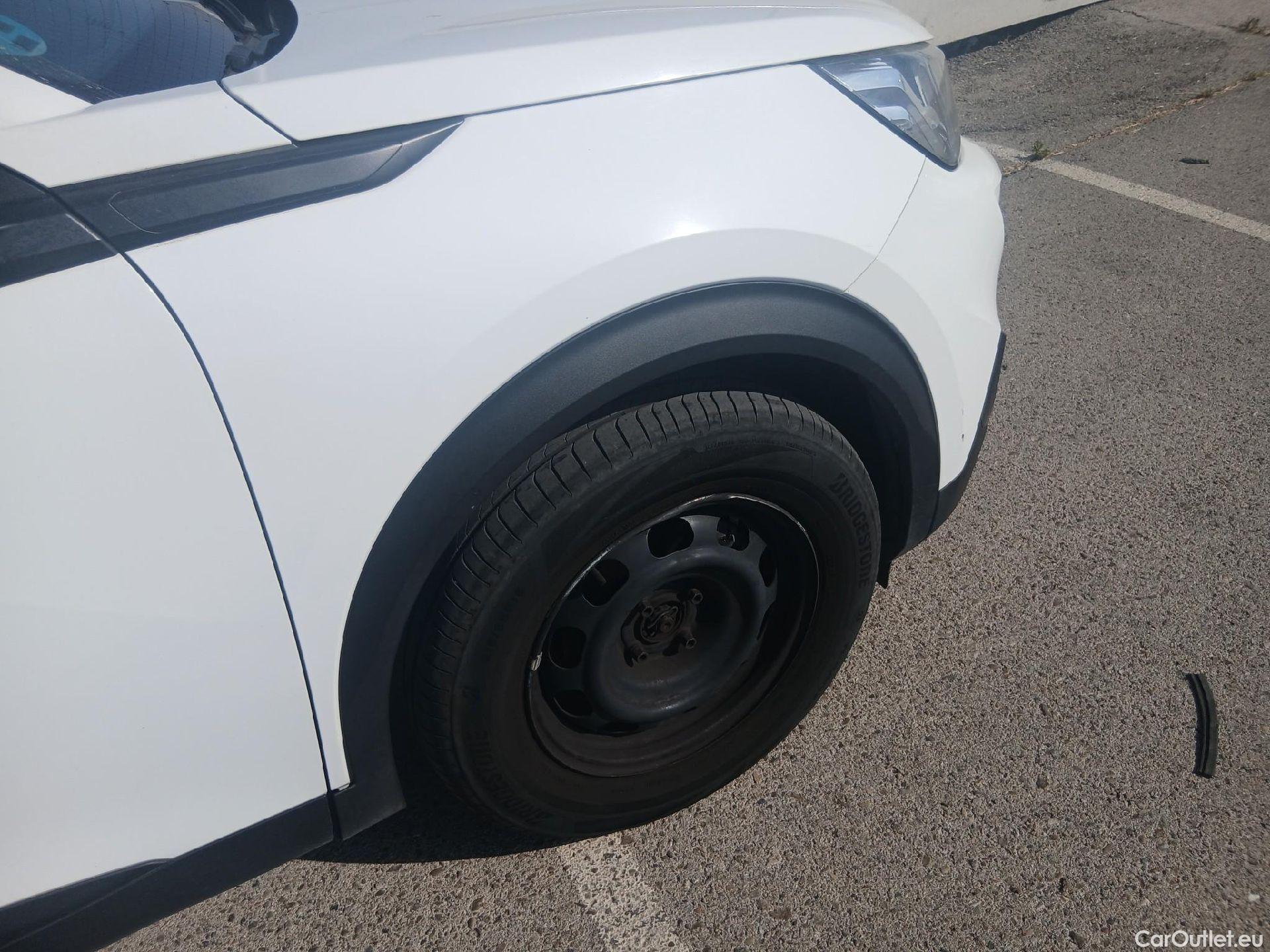  Peugeot  2008 PEUGEOT  / 2019 / 5P / todoterreno Active Puretech 100 S&S BVM6 #46