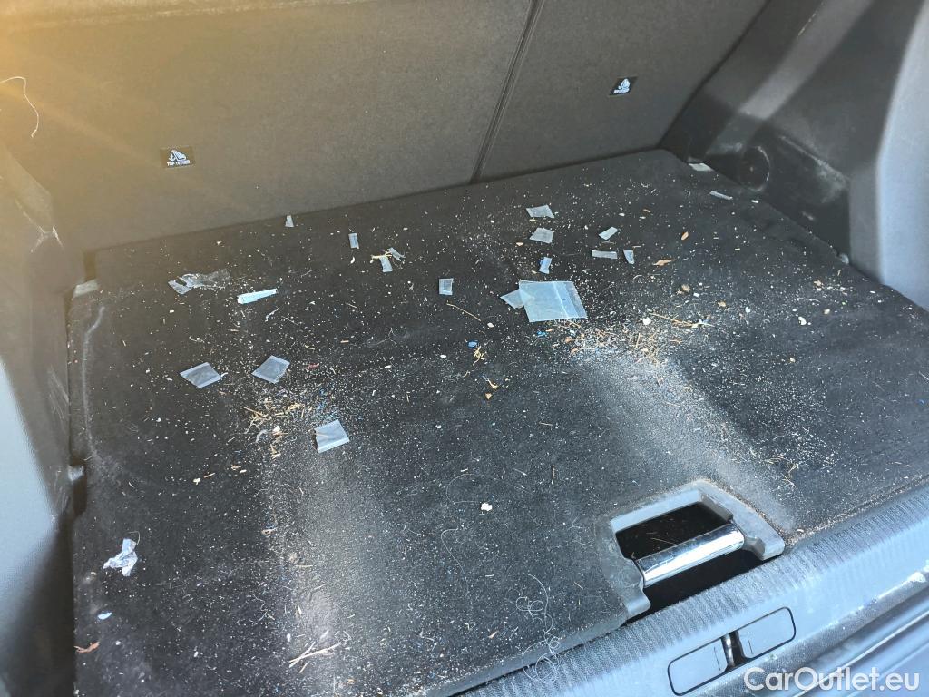  Peugeot  2008 PEUGEOT  / 2019 / 5P / todoterreno Allure BlueHDI 100 S&S BVM6 #21