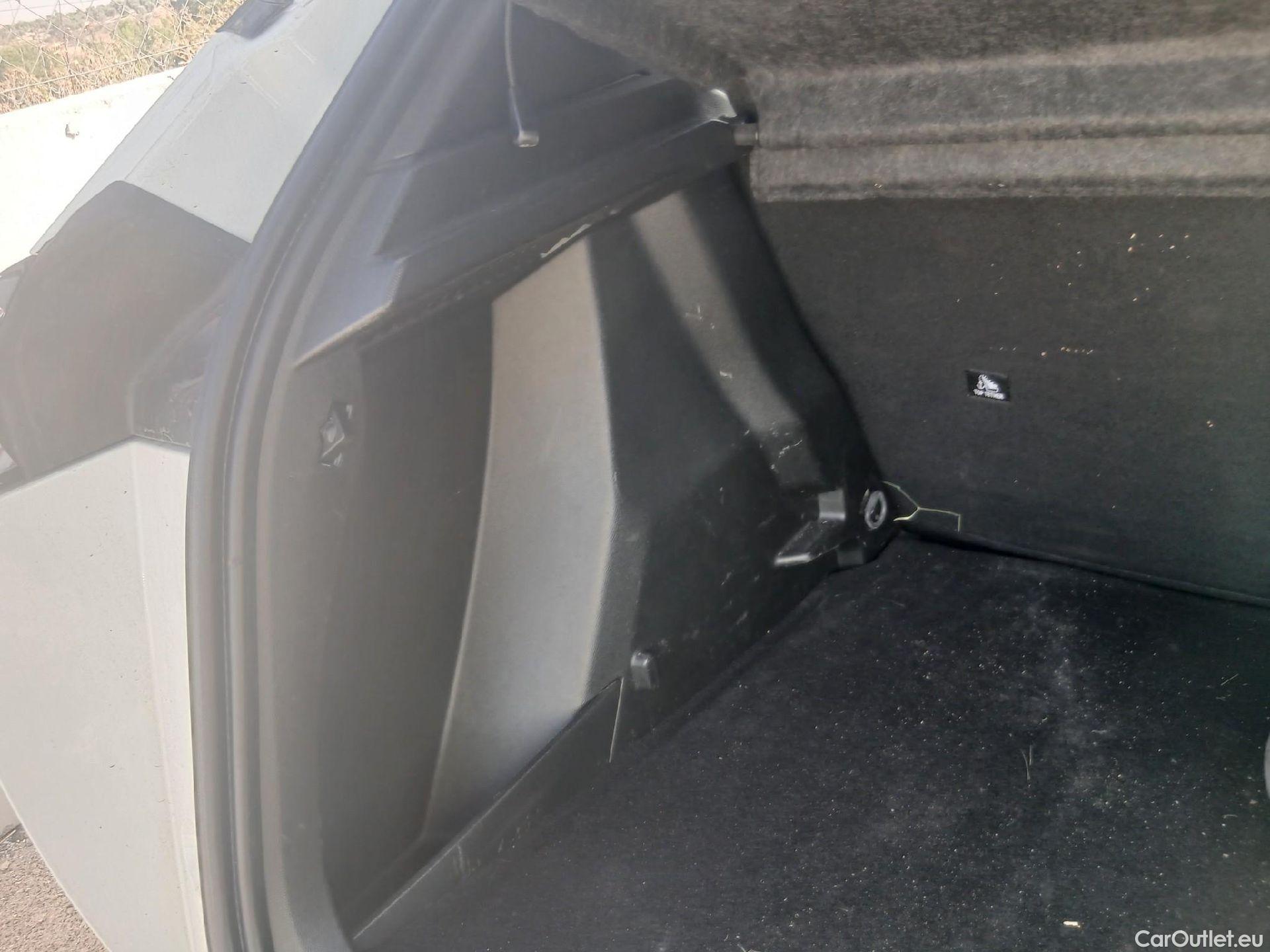  Peugeot  2008 PEUGEOT  / 2019 / 5P / todoterreno Active Puretech 100 S&S BVM6 #4