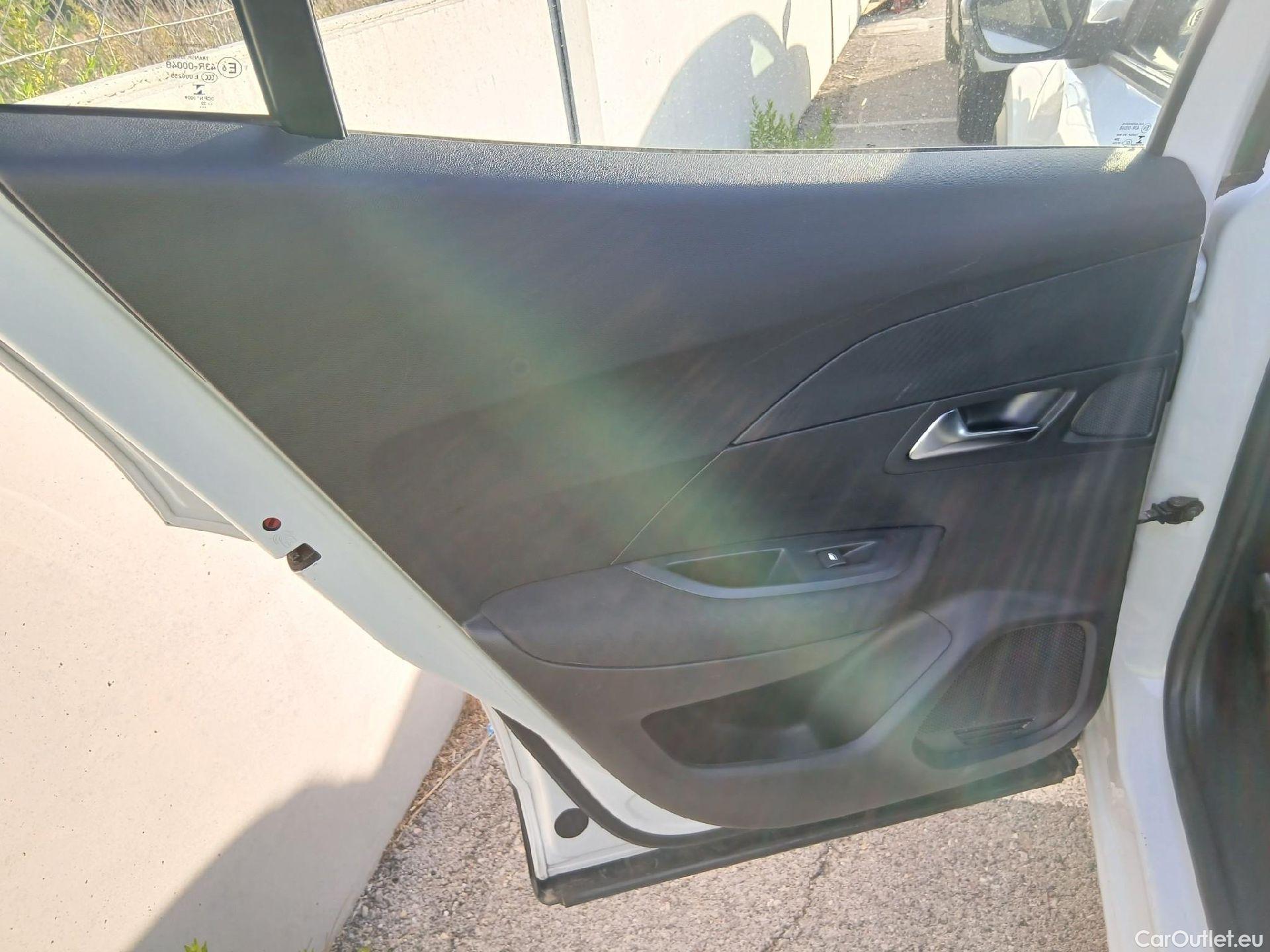  Peugeot  2008 PEUGEOT  / 2019 / 5P / todoterreno Active Pack BlueHDI 81kW (110CV) #17