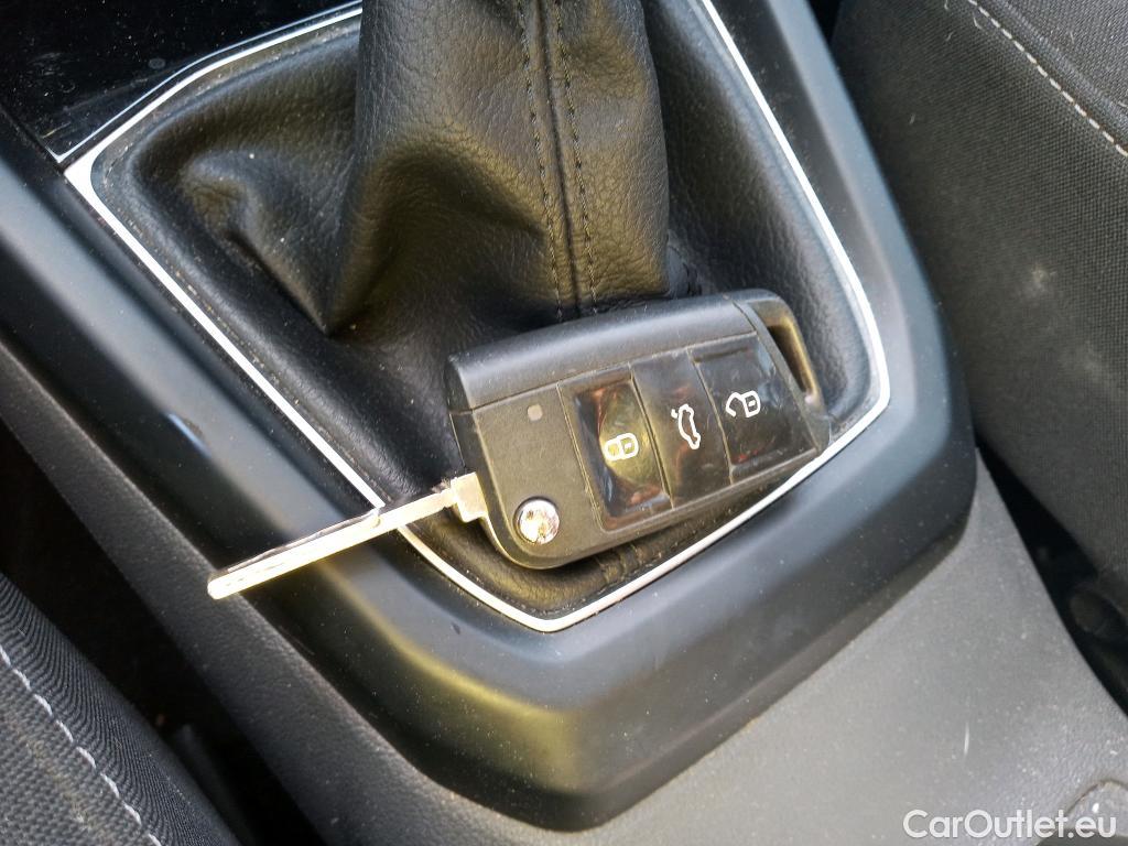  Volkswagen  T-CROSS VOLKSWAGEN  / 2018 / 5P / todoterreno Advance 1.0 TSI 85kW (115CV) DSG (AC) #3