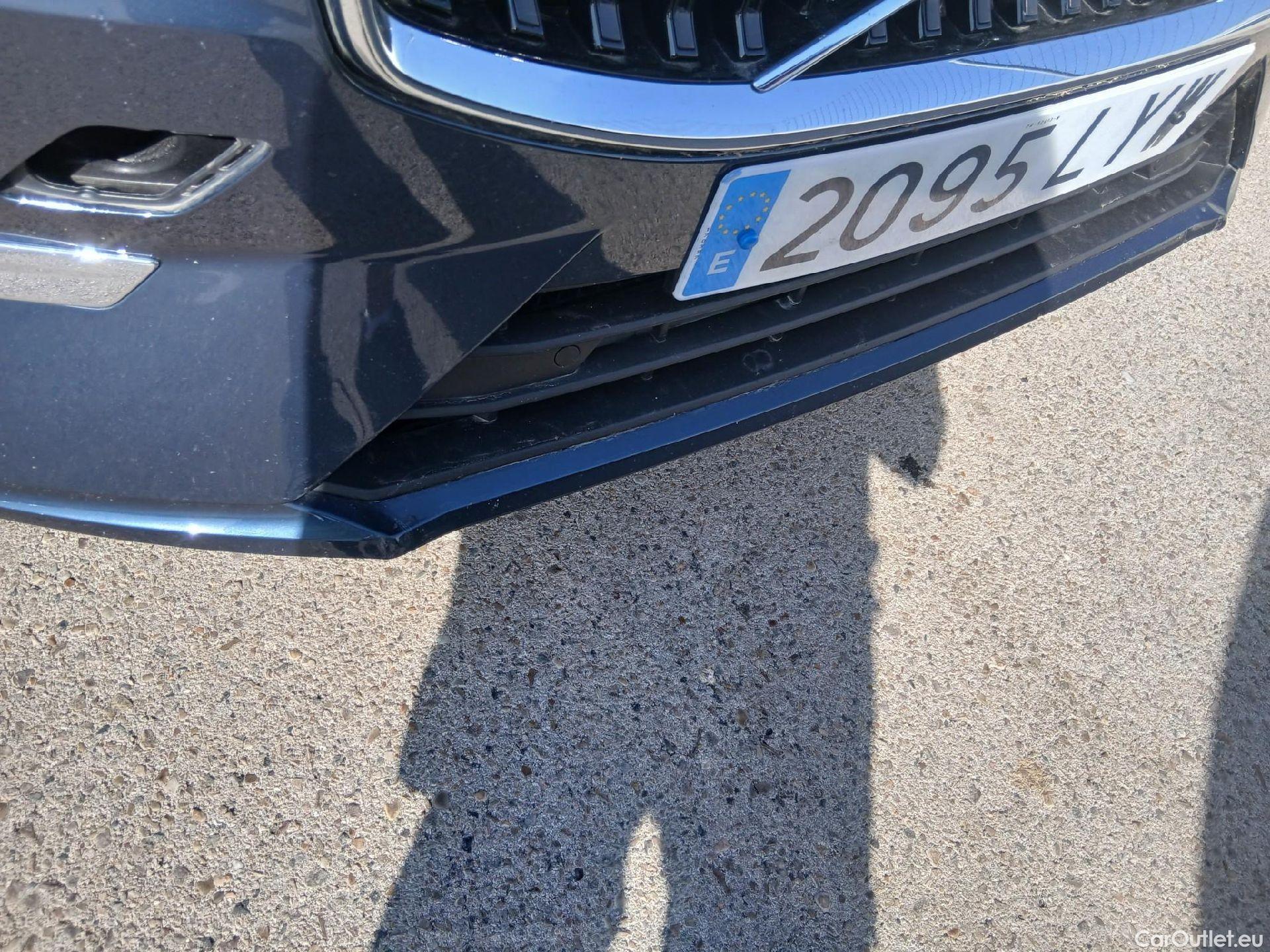  Volvo  XC60 VOLVO  / 2017 / 5P / todoterreno 2.0 B4 D Essential Auto #9
