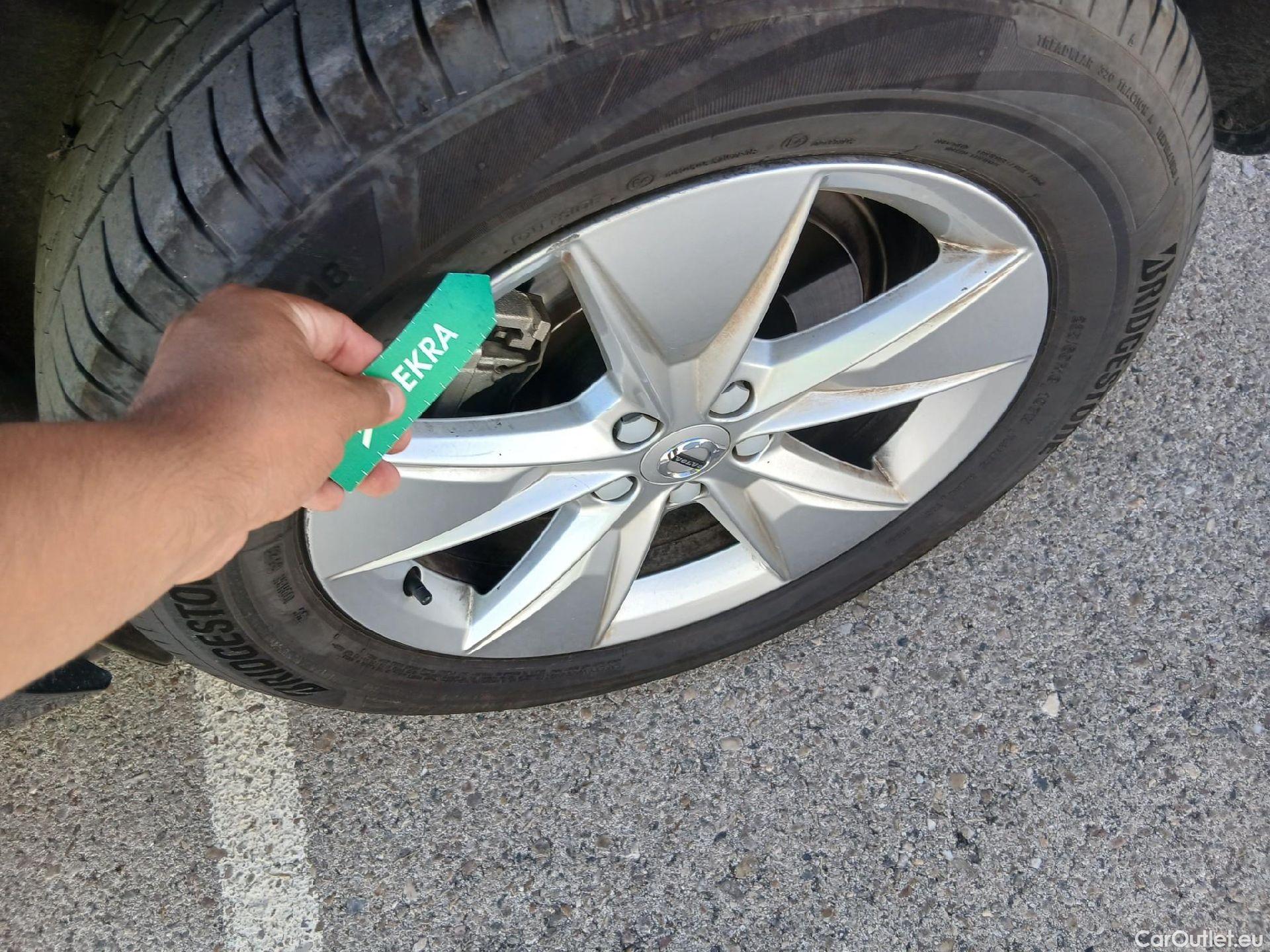  Volvo  XC60 VOLVO  / 2017 / 5P / todoterreno 2.0 B4 D Essential Auto #17