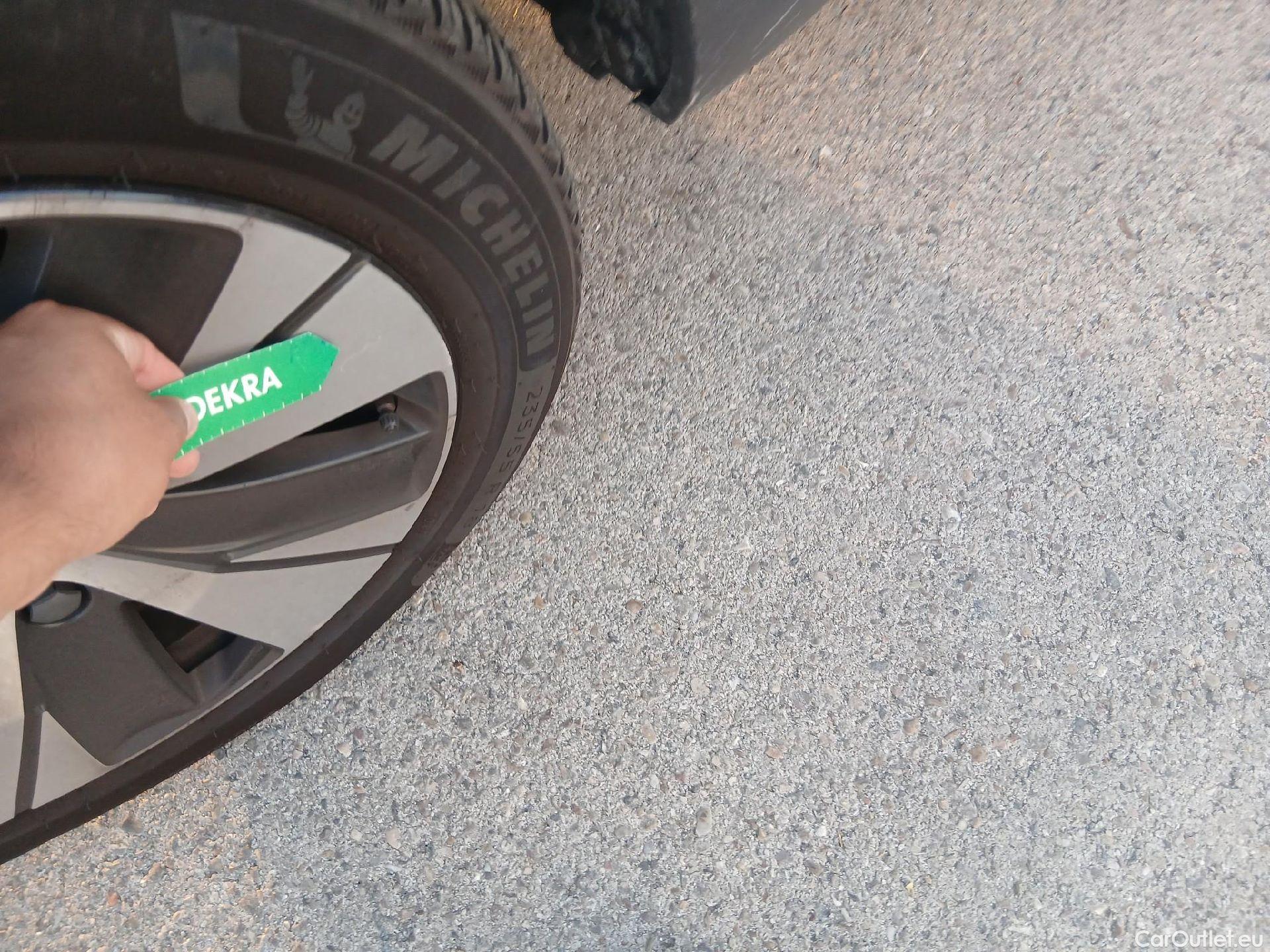  Volvo  XC 40 VOLVO XC40 / 2021 / 5P / todoterreno 1.5 T4 Recharge PHEV Core Auto #4