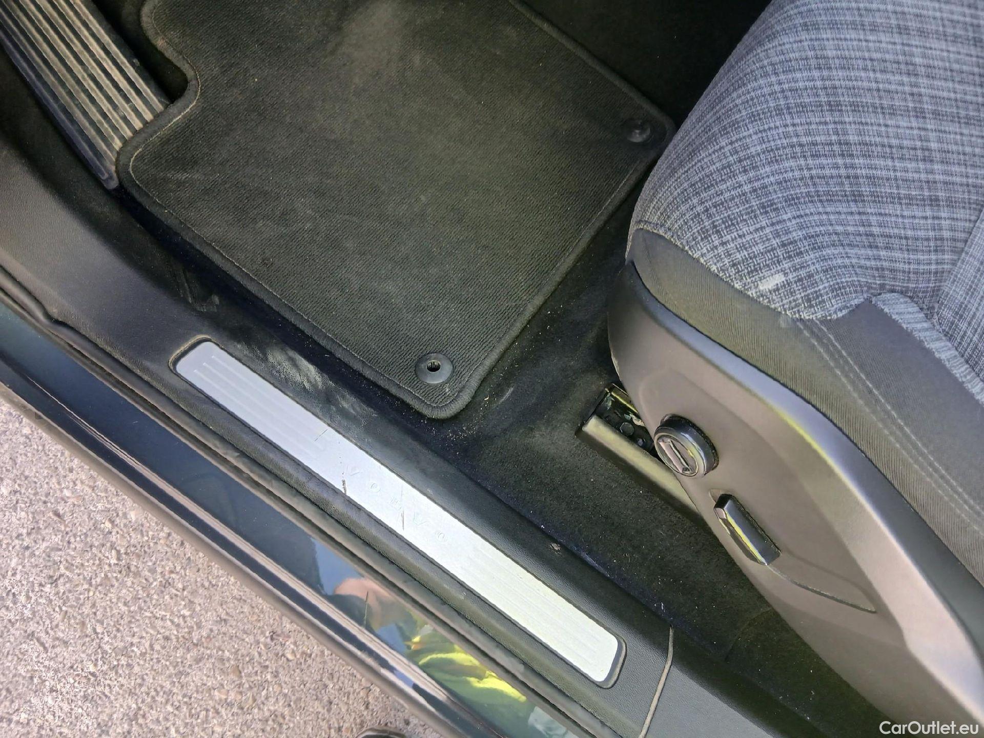  Volvo  XC60 VOLVO  / 2017 / 5P / todoterreno 2.0 B4 D Essential Auto #4