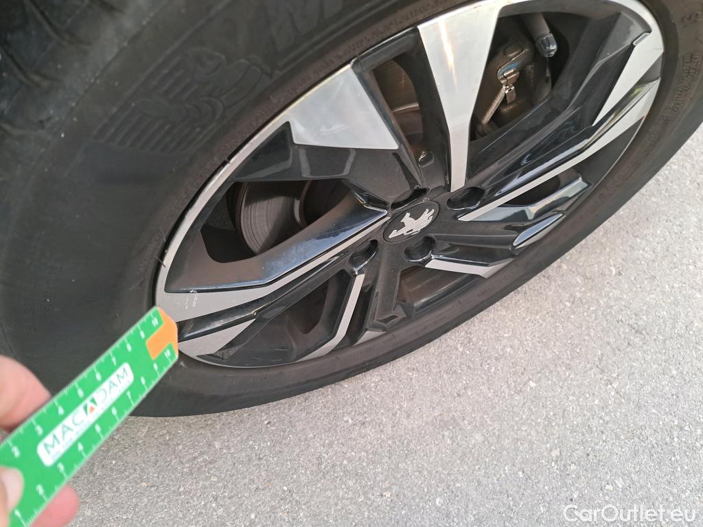  Peugeot  2008 PEUGEOT  / 2019 / 5P / todoterreno Allure BlueHDI 130 S&S EAT8 (Partners) #35