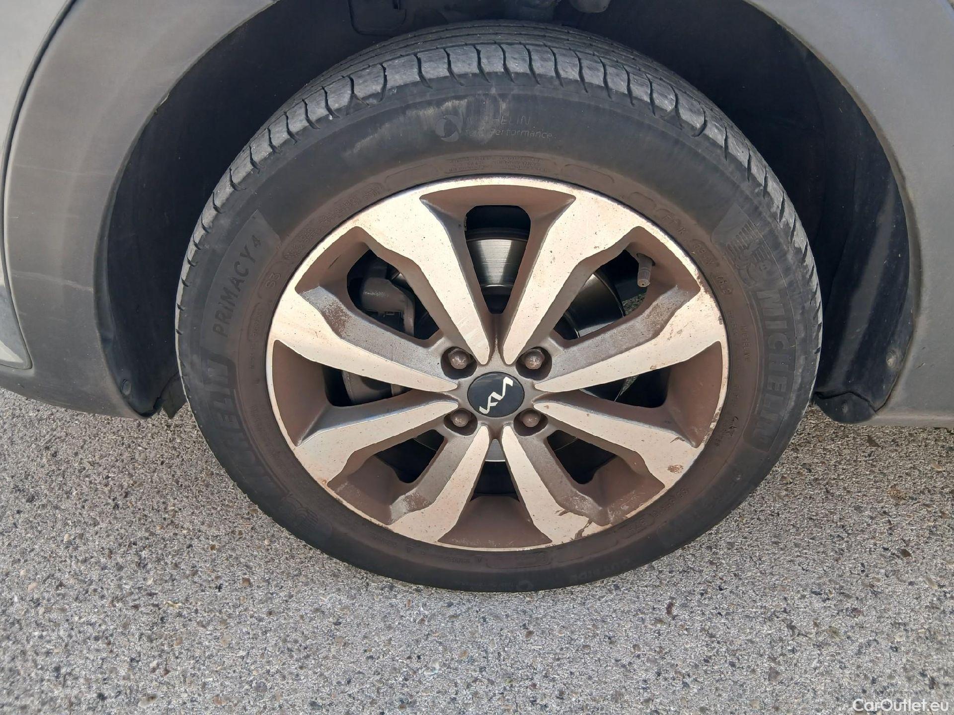  KIA  STONIC KIA  / 2017 / 5P / todoterreno 1.2 DPi 62kW (84CV) Concept #17