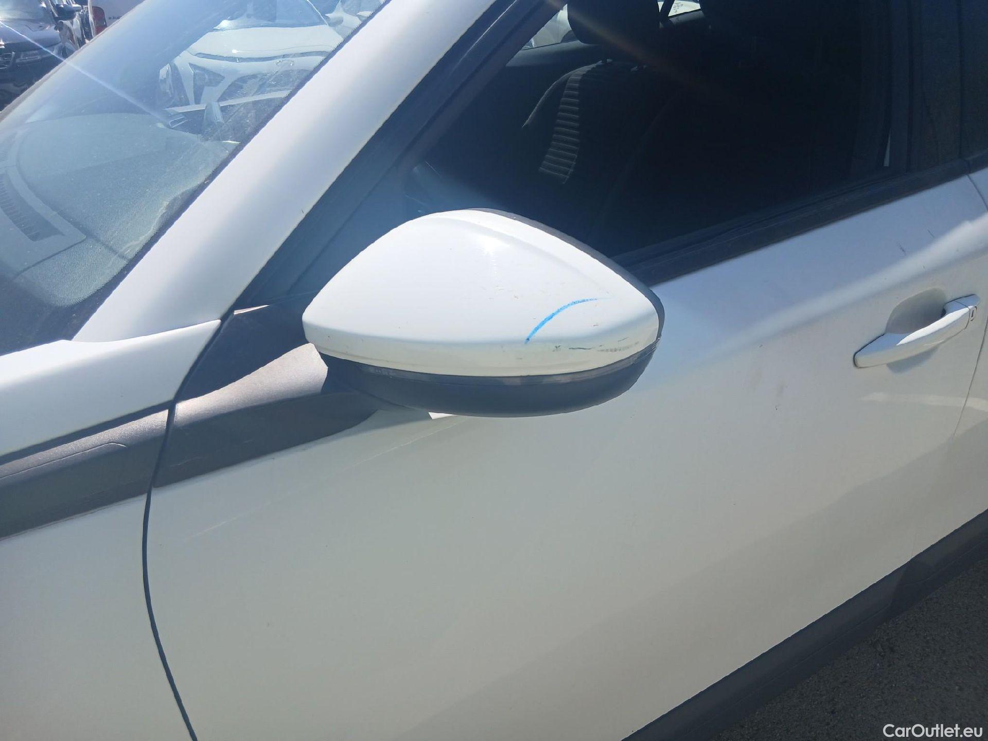  Peugeot  2008 PEUGEOT  / 2019 / 5P / todoterreno Active Puretech 100 S&S BVM6 #17