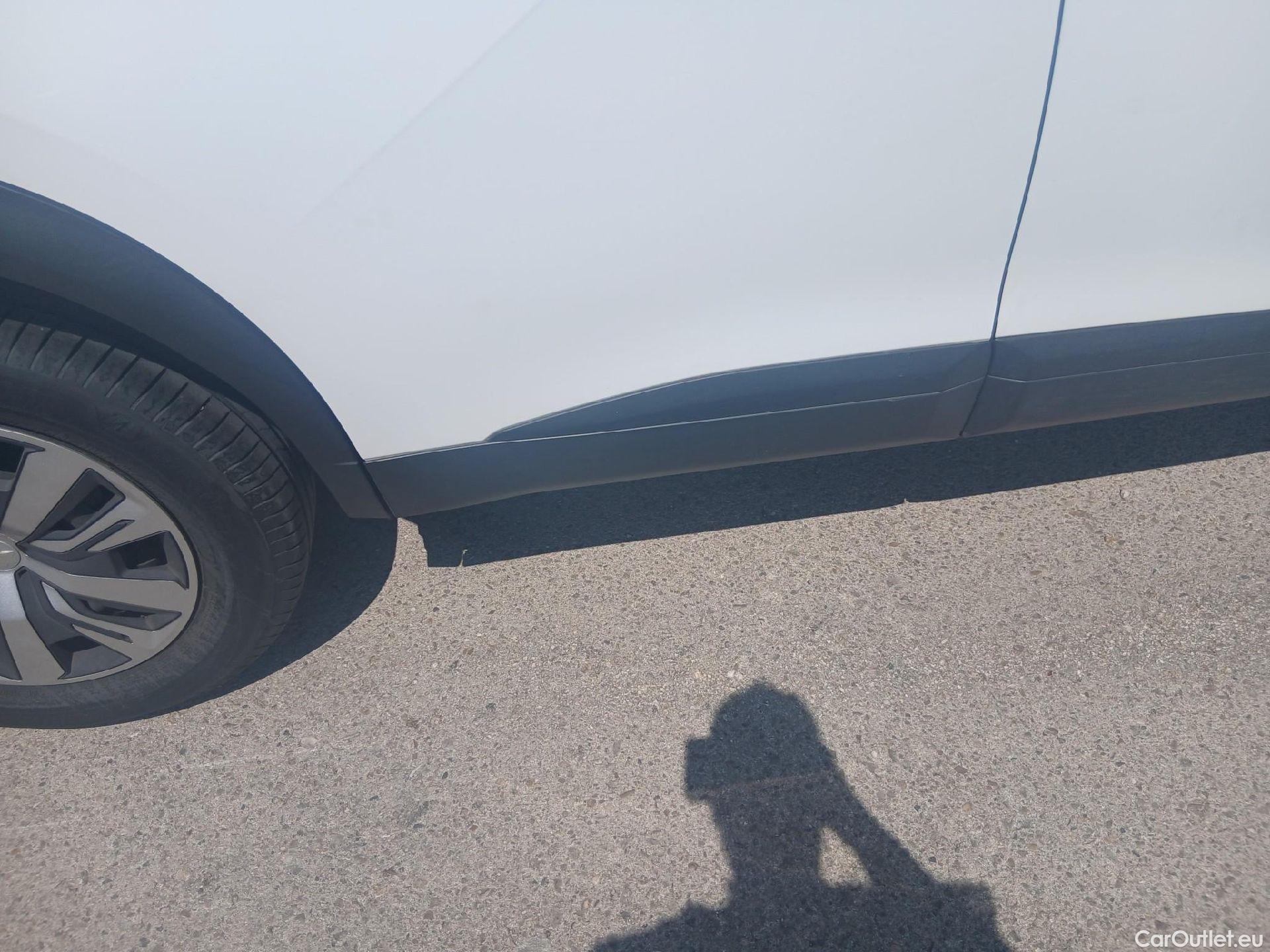  Peugeot  2008 PEUGEOT  / 2019 / 5P / todoterreno Active Puretech 100 S&S BVM6 #24