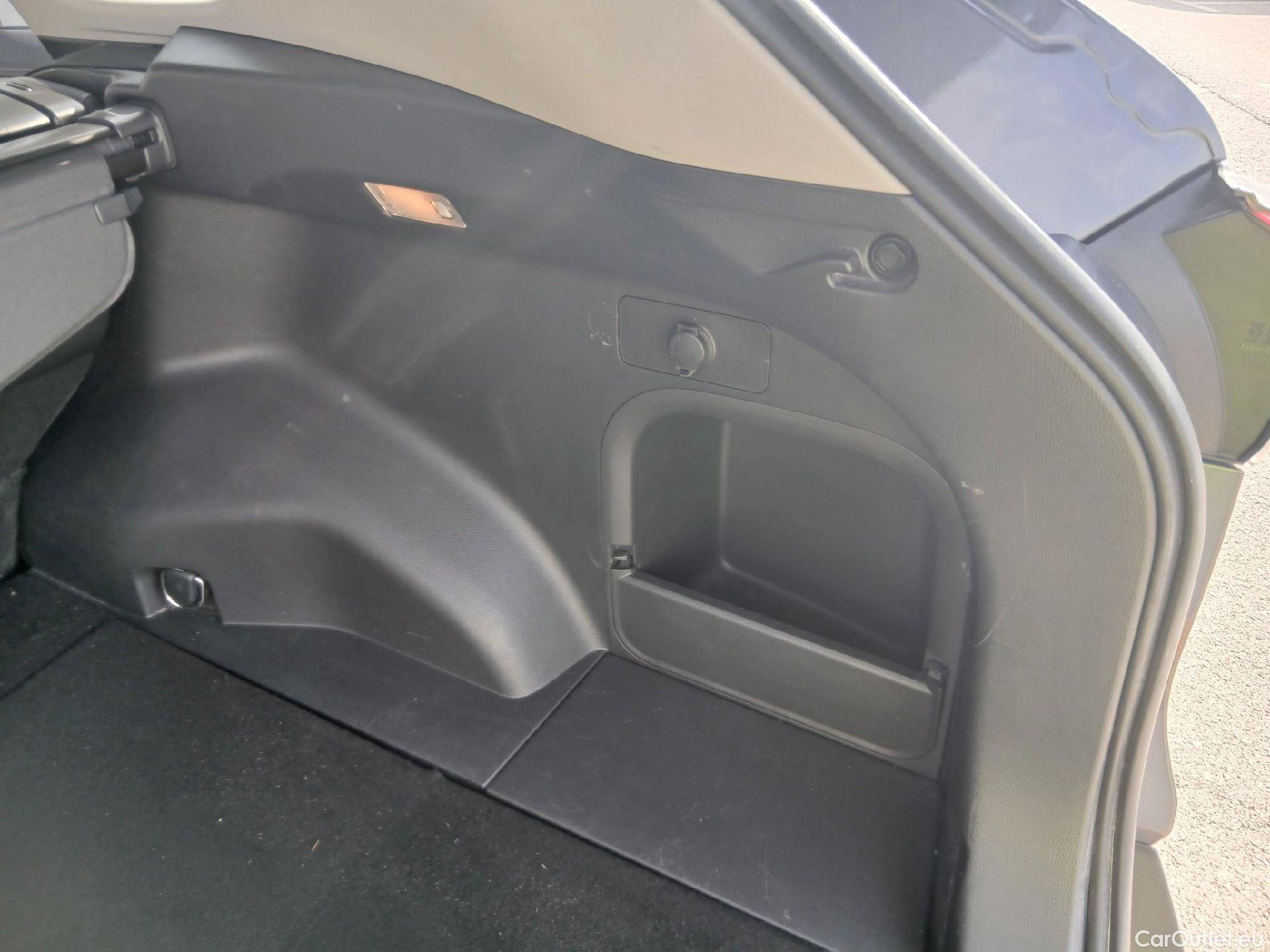  Toyota  RAV4 TOYOTA  / 2018 / 5P / todoterreno 2.5l 220H Advance Plus #36