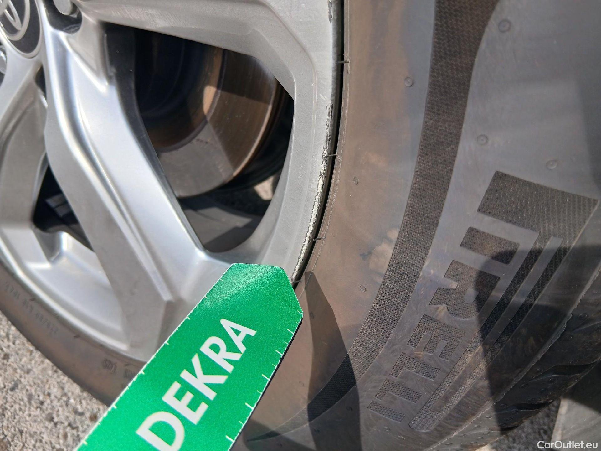  Toyota  RAV4 TOYOTA  / 2018 / 5P / todoterreno 2.5l 220H Advance Plus #40