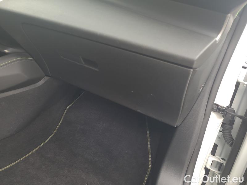  Peugeot  408  (P6) (2022)  1.2PT 130 GT AT 5d #8