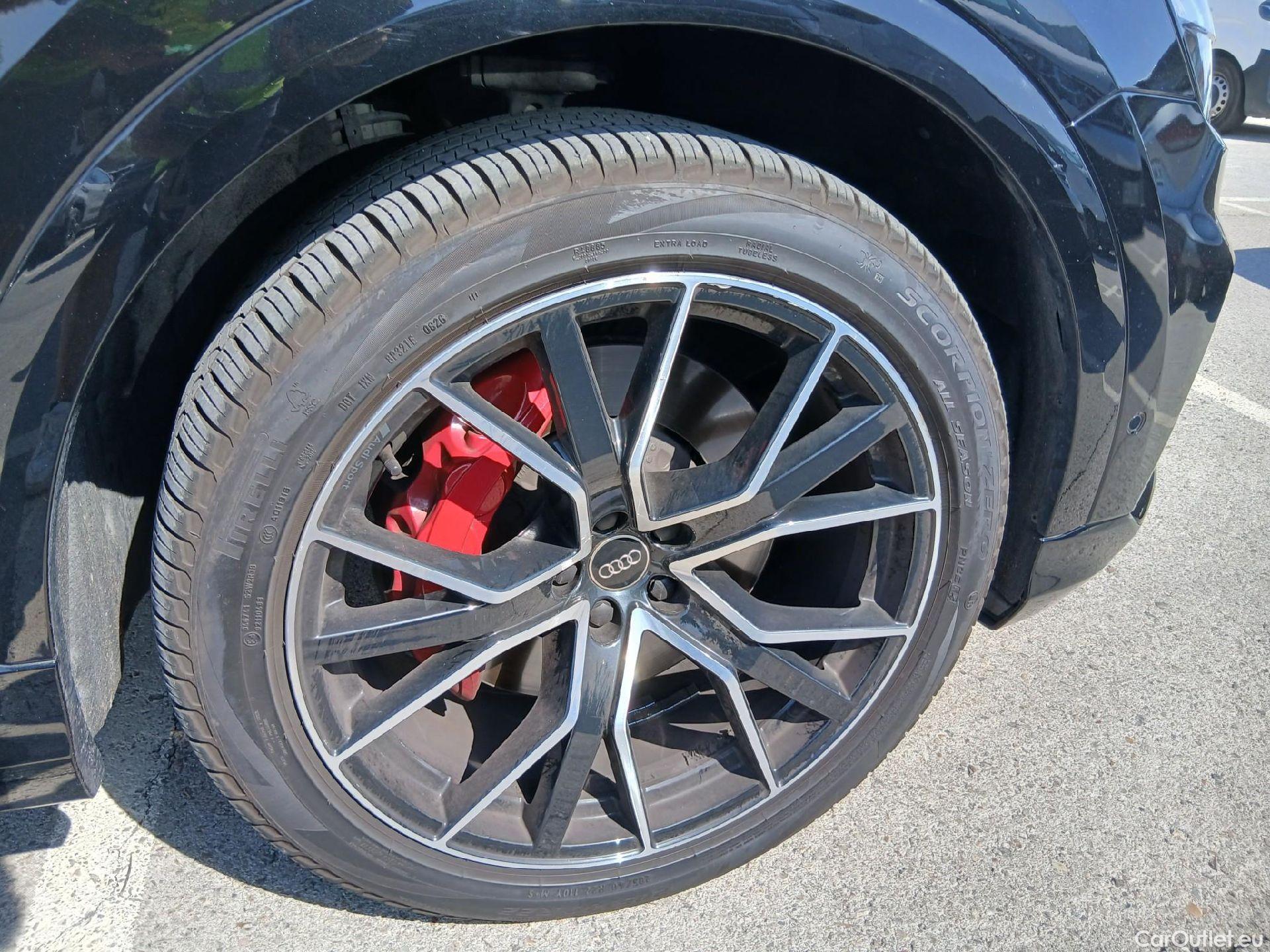  Audi  Q8 AUDI  / 2018 / 5P / todoterreno 55 TFSIe 280kW Black Line Pl quattro tip #39