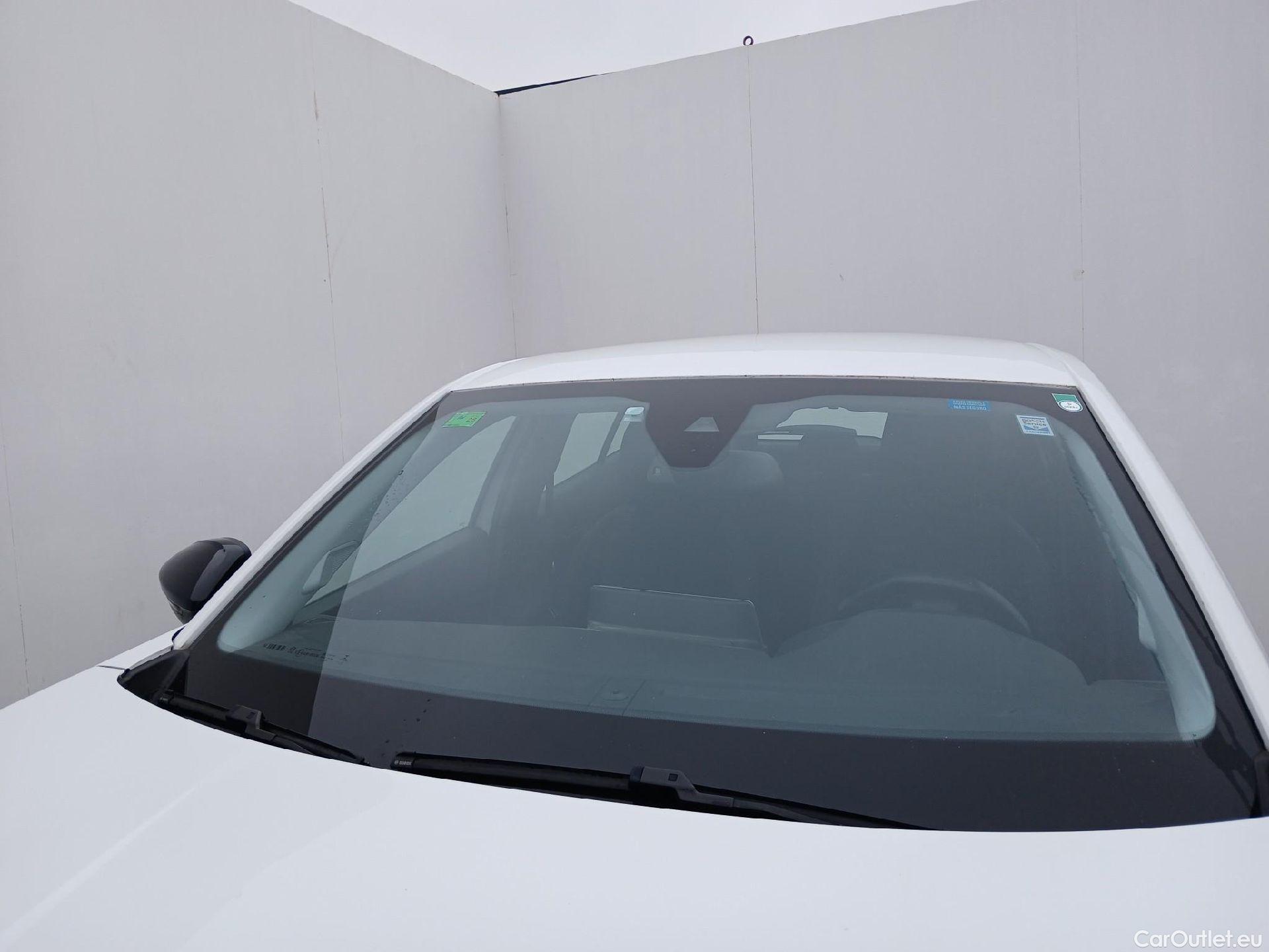 Peugeot  2008 PEUGEOT  / 2019 / 5P / todoterreno Active Pack BlueHDI 81kW (110CV) #3