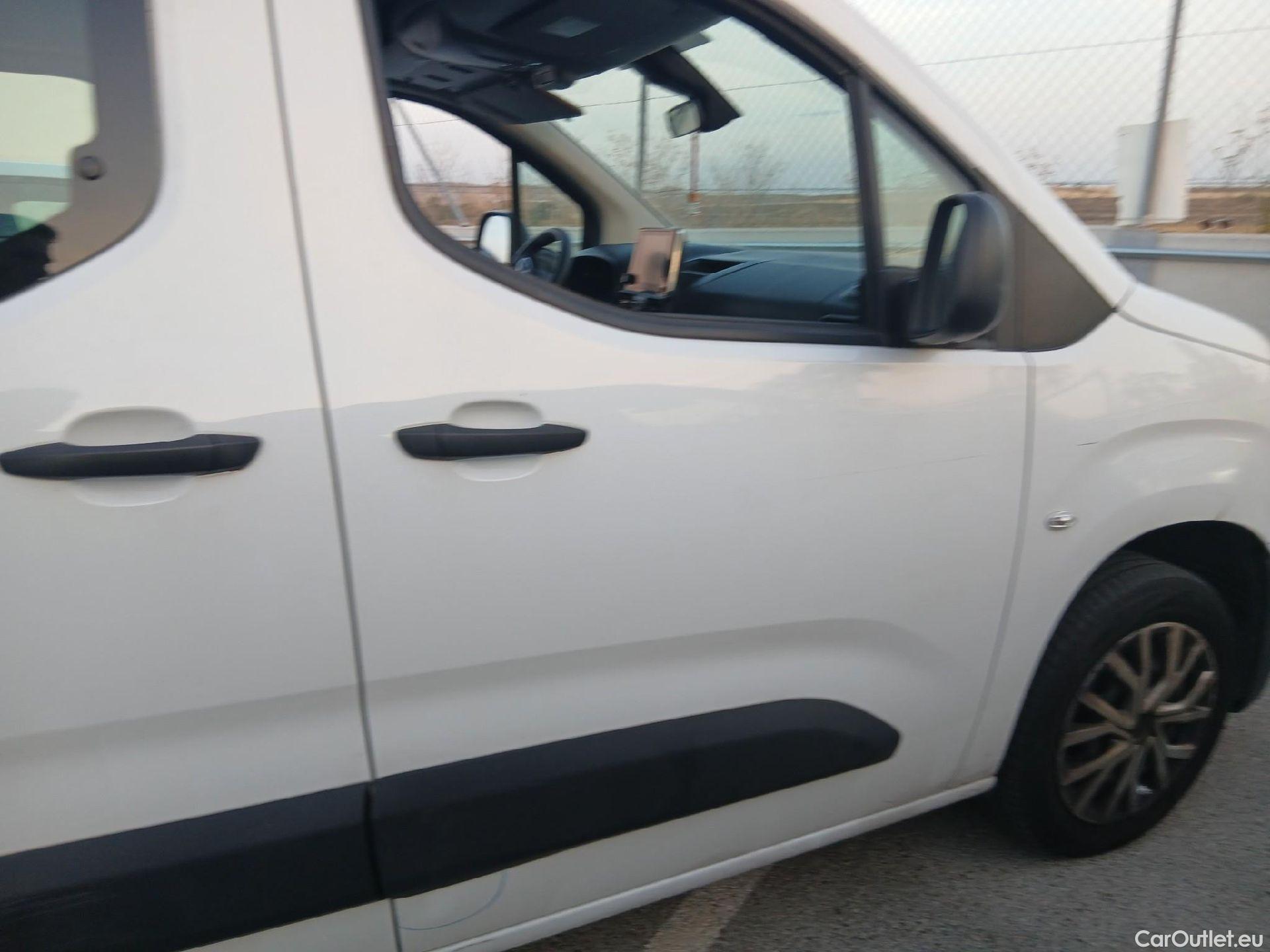  Citroen  Berlingo CITROEN  / 2018 / 4P / combi Talla M BlueHDi 100 S&S LIVE PACK #40